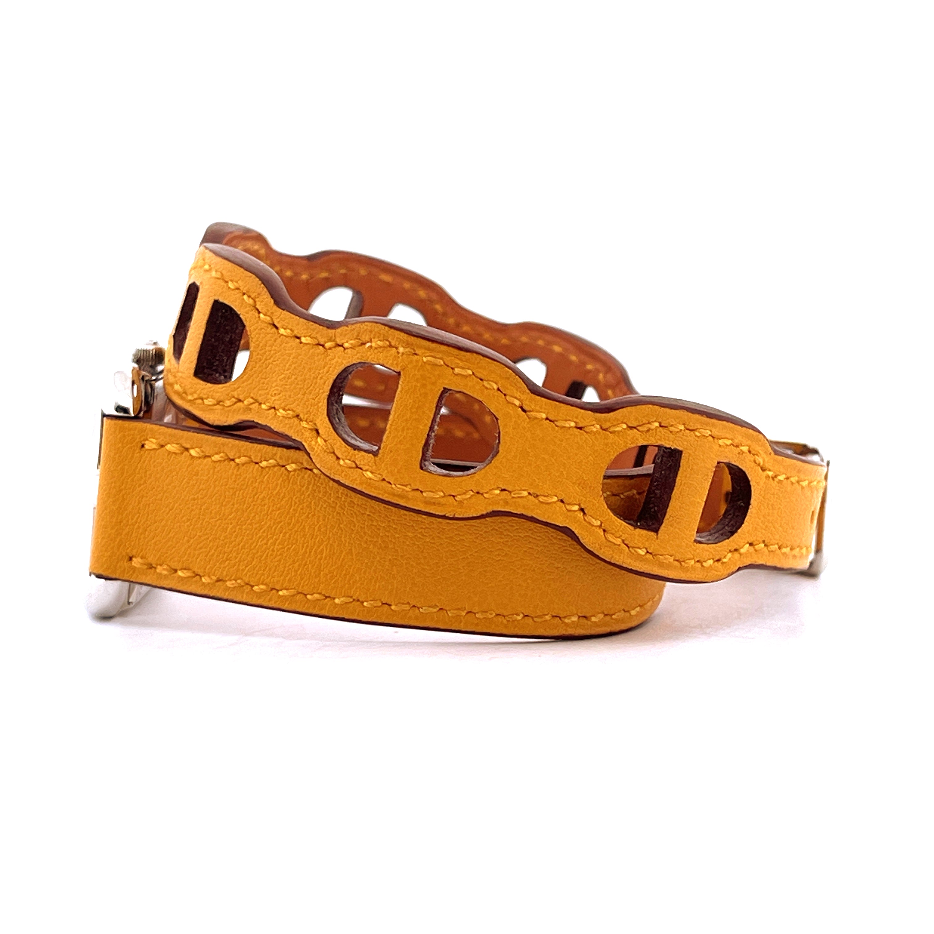 Hermès Cape Cod Armband aus goldgelbem Leder mit durchbrochenem Design auf weißem Hintergrund