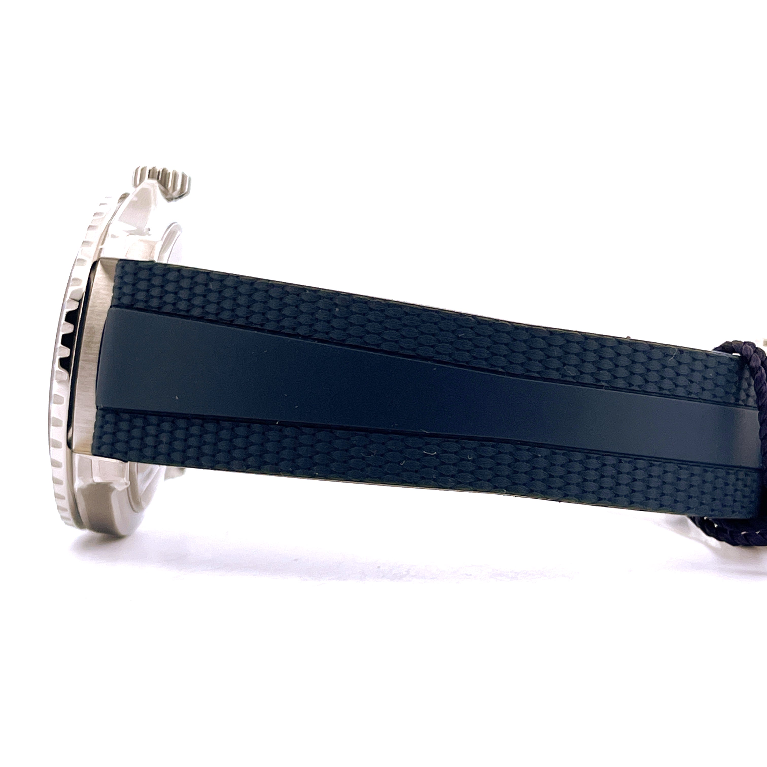 Breitling Superocean Automatic 42 Sylt Edition von der Seite mit schwarzem Kautschukarmband und Edelstahllünette