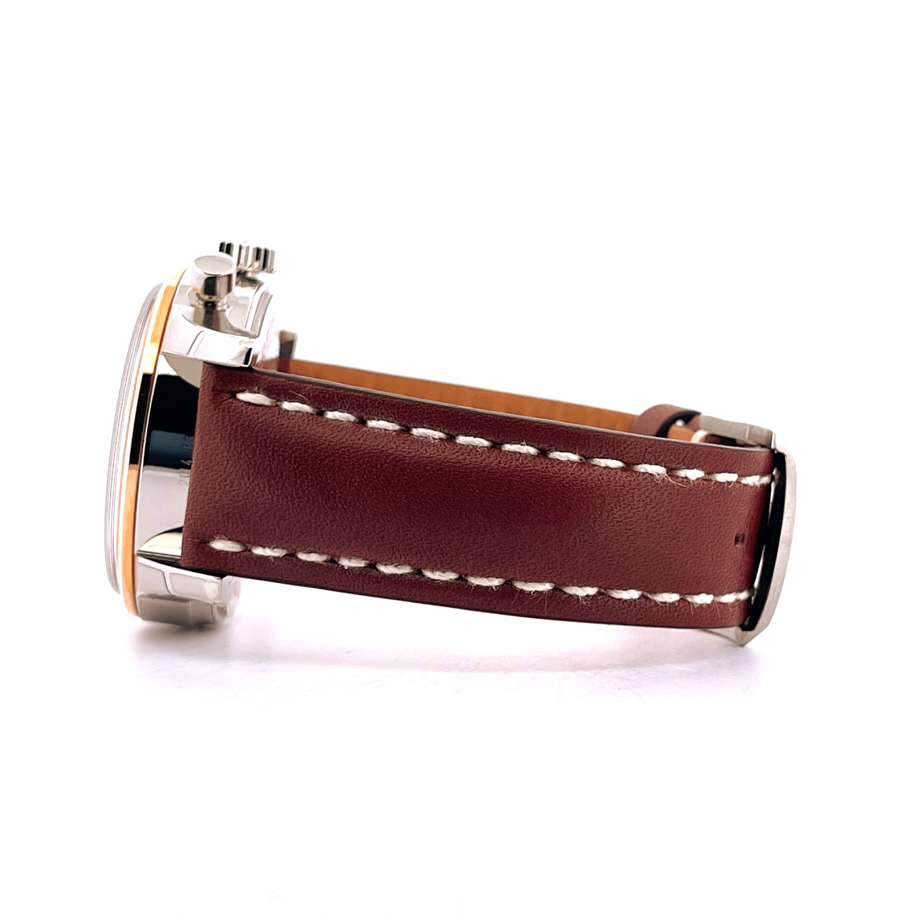 Seitenansicht einer Breitling Transocean Chronograph 38 aus Edelstahl und Gold mit braunem Lederarmband