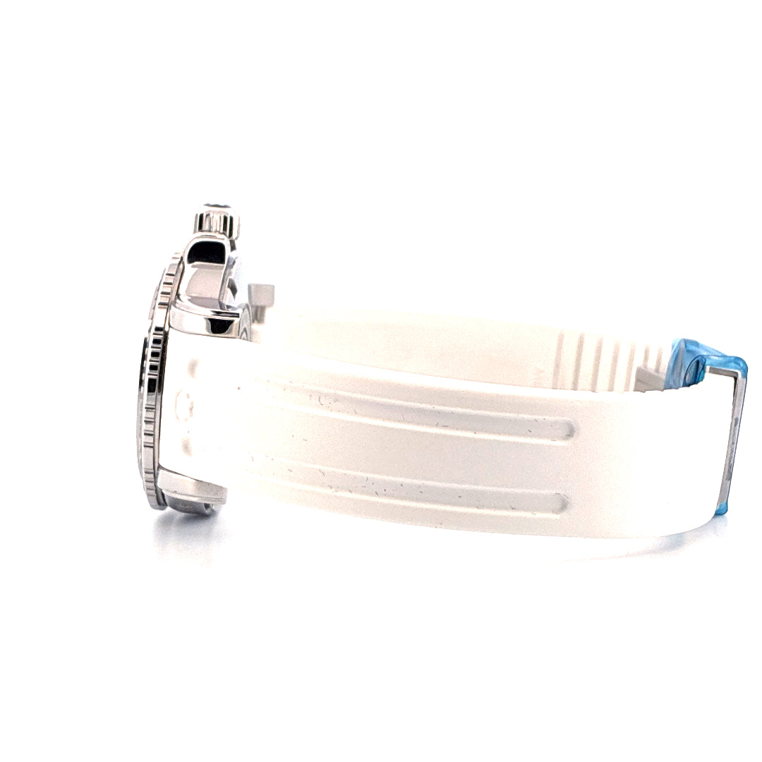 Montblanc Sport Lady 34mm Kautschukarmband aus Edelstahl in Seitenansicht auf weißem Hintergrund