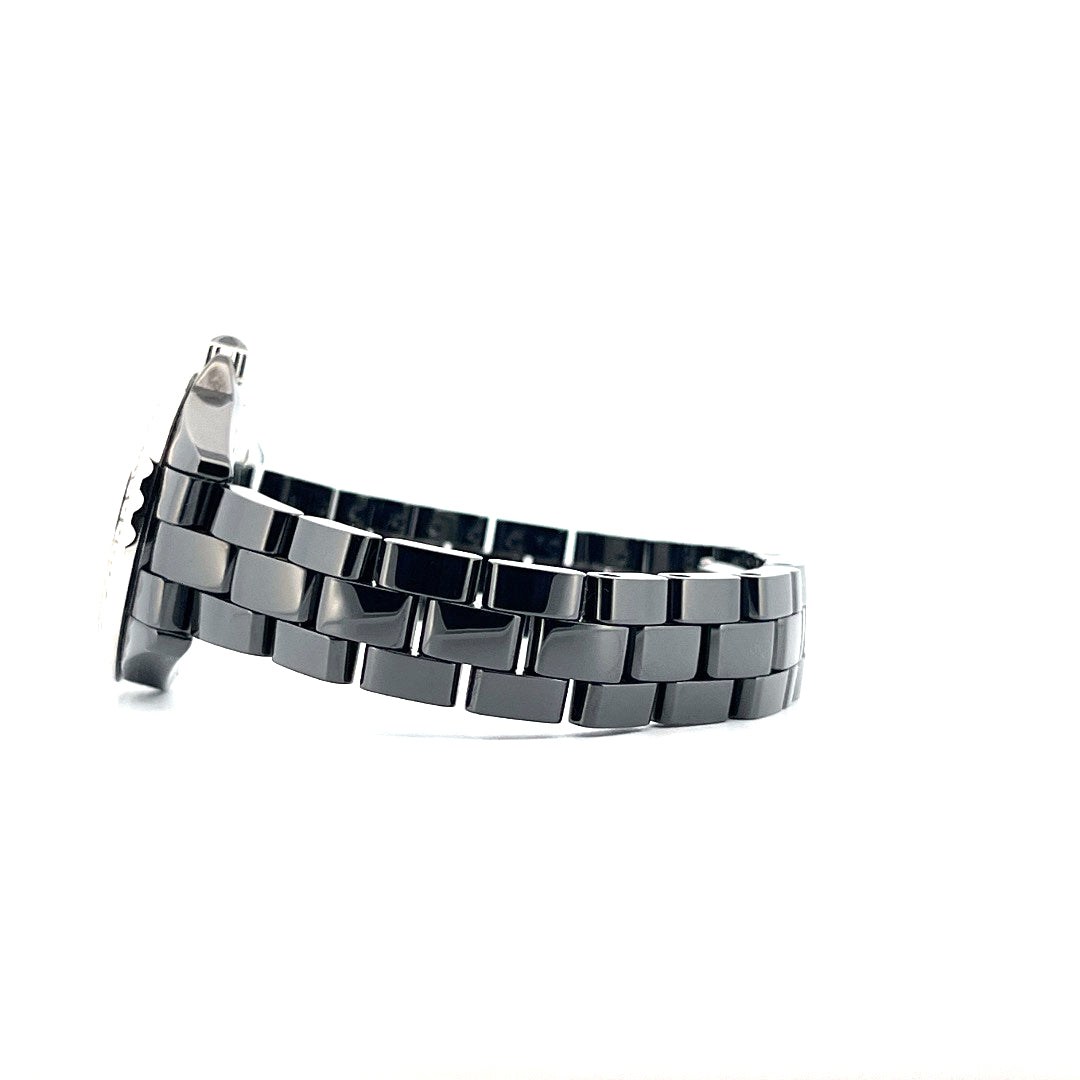 Seitenansicht einer Chanel J12 29mm mit Keramik-Armband in Schwarz auf weißem Hintergrund