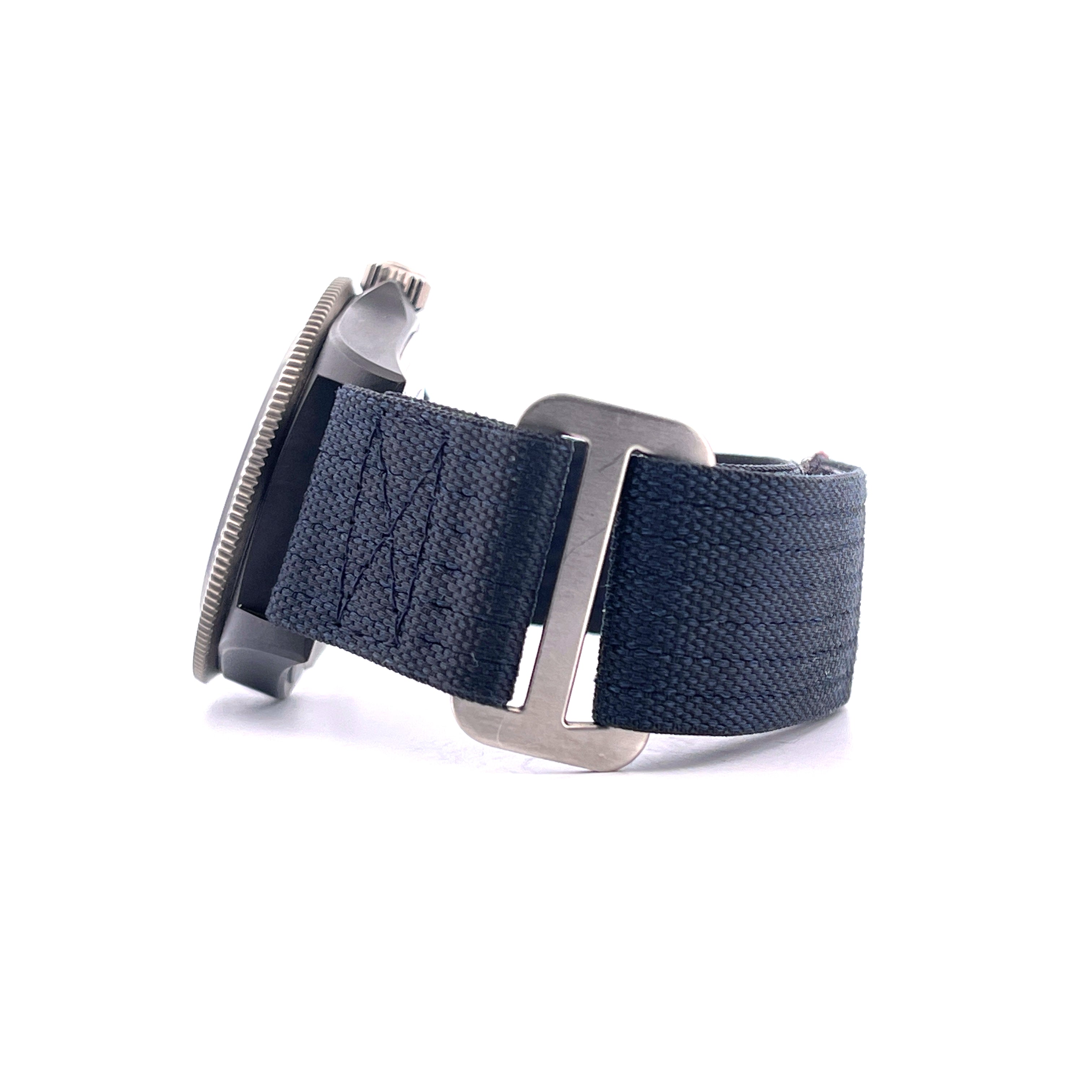 Tudor Alinghi Red Bull Pelagos Fxd im Detail mit schwarzem Textilarmband und Stahlschließe