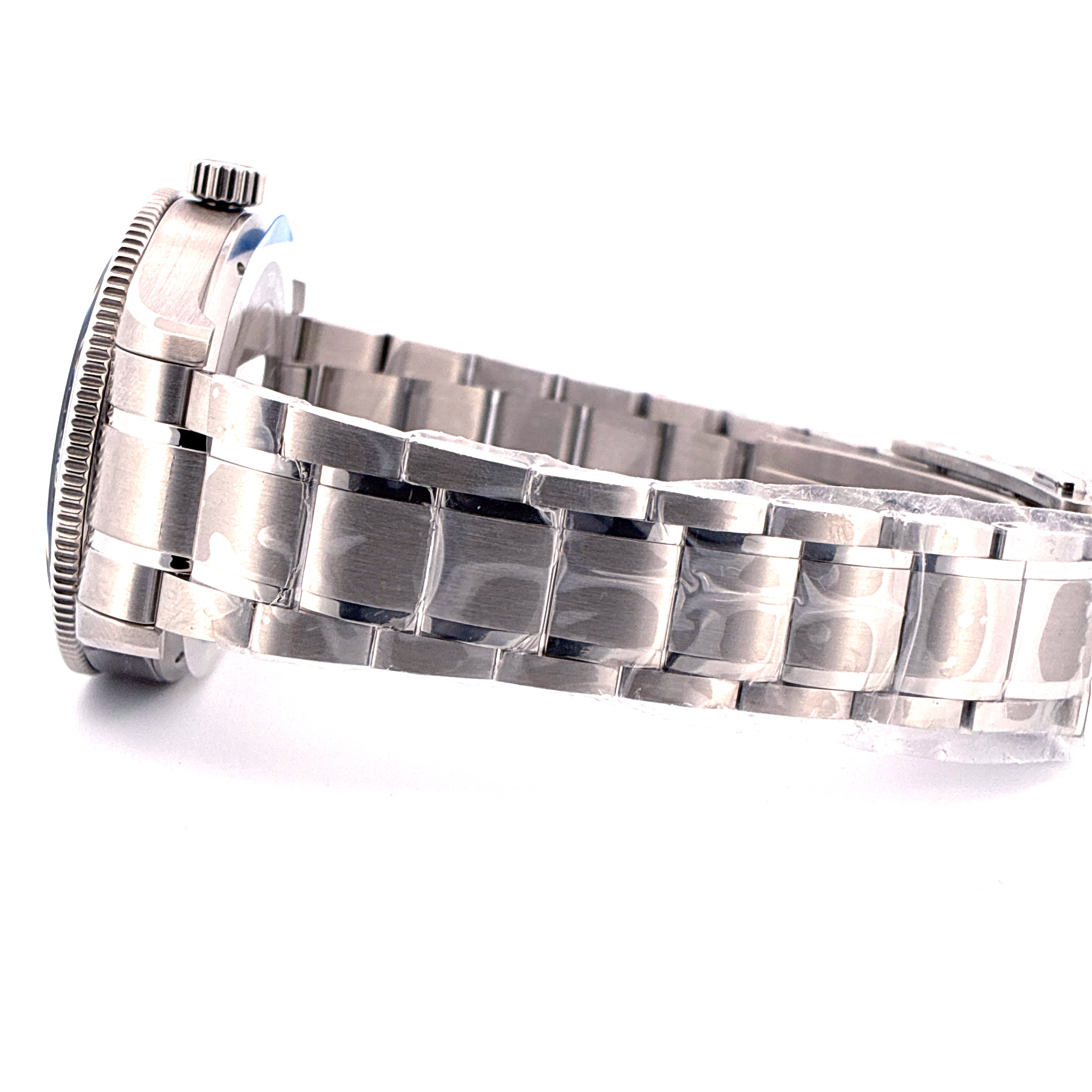 Seitenansicht der Montblanc 1858 Iced Sea Automatik Date aus Stahl mit Band auf weißem Hintergrund