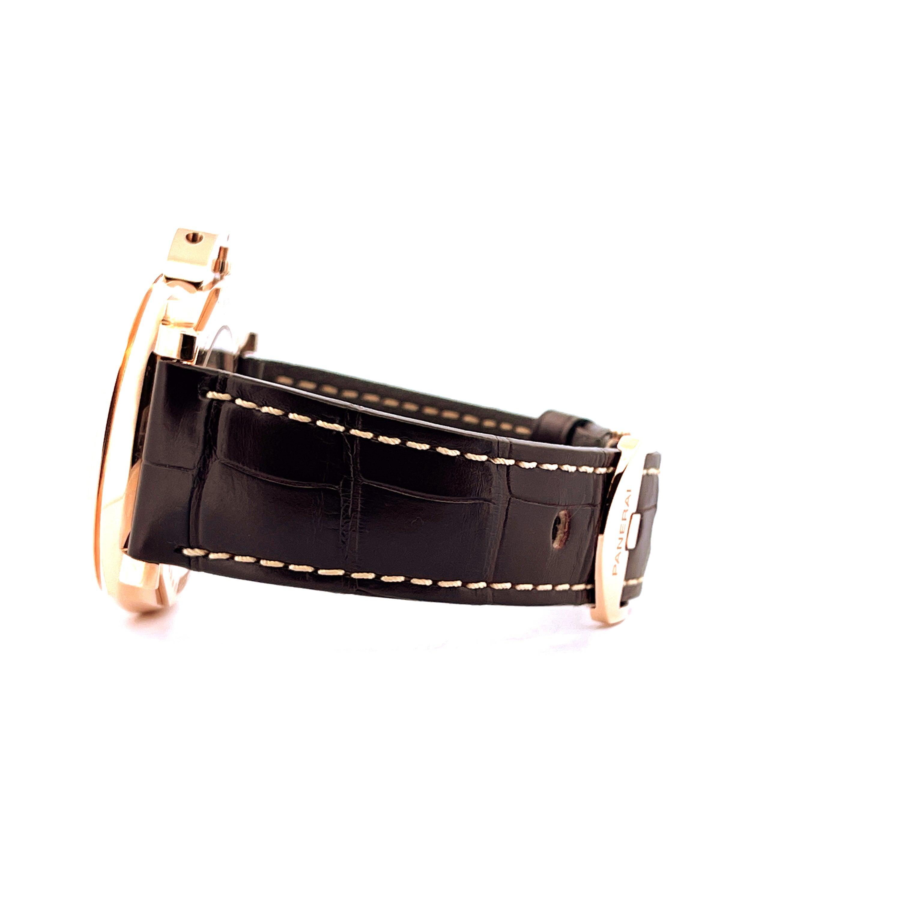 Seitenansicht einer Panerai Luminor Due 42mm Roségold mit schwarzem Krokolederarmband auf weißem Hintergrund