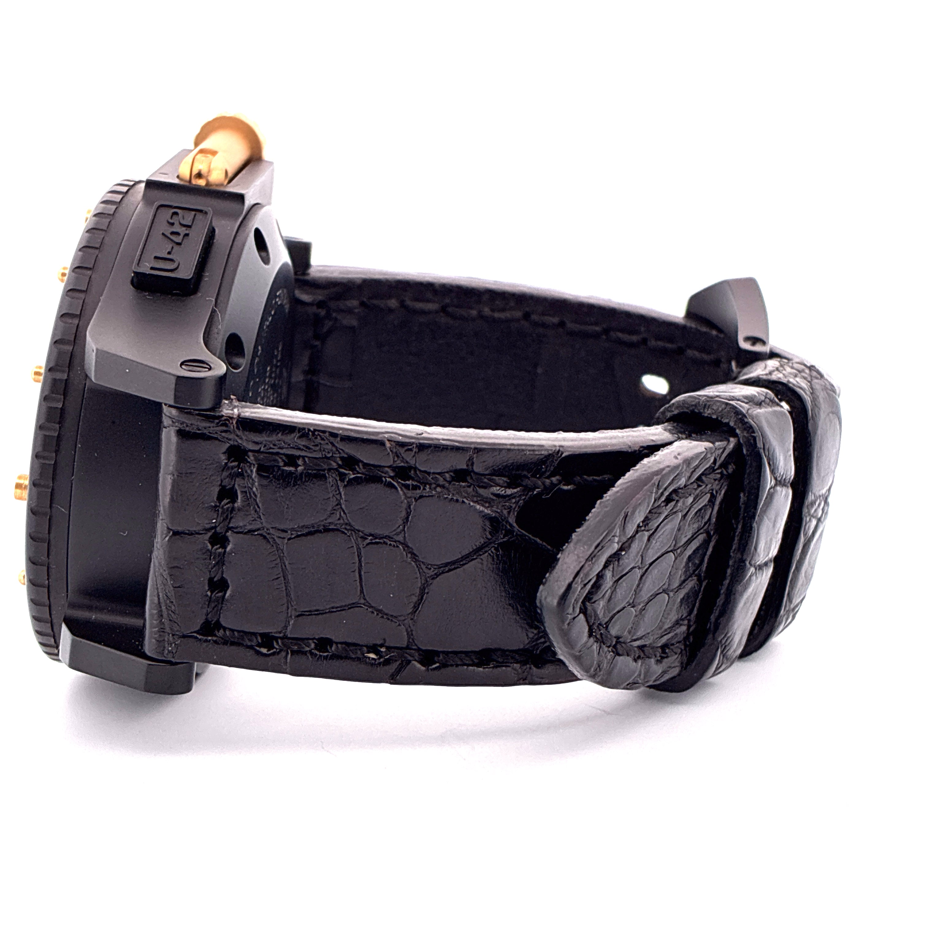 U-Boat U-42 Automatik-Uhr im Seitenprofil mit schwarzem Kroko-Lederarmband und schwarzem Gehaeuse