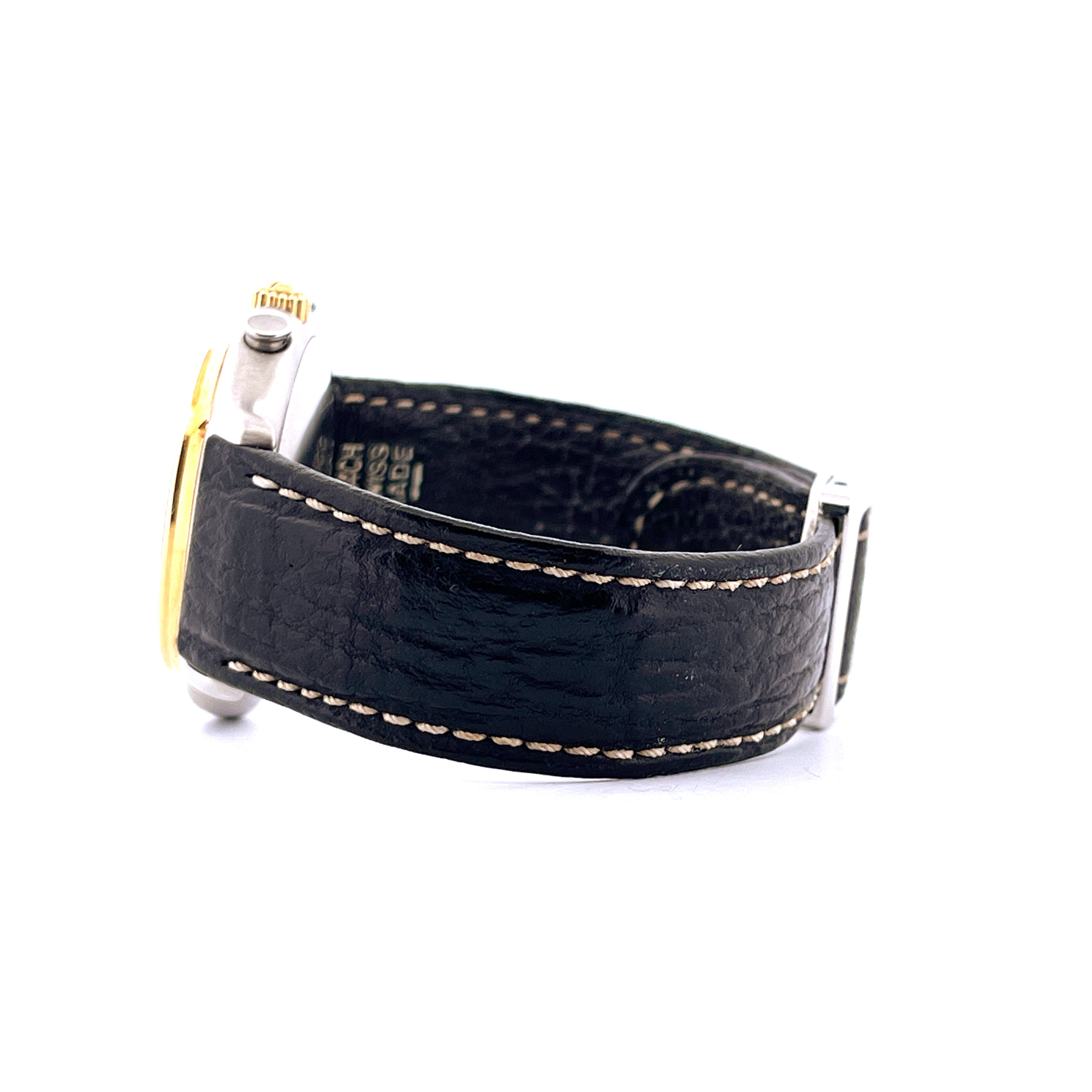 Ebel El Primero Chronograph im Detail mit schwarzem Lederarmband und goldfarbenen Akzenten