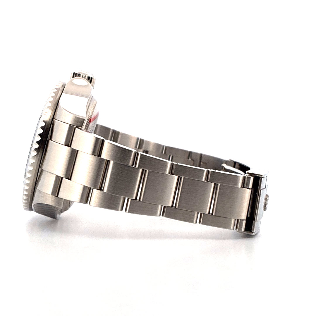 Rolex Sea-Dweller Deepsea Stahl Automatik im Detailansicht von der Seite auf weißem Hintergrund