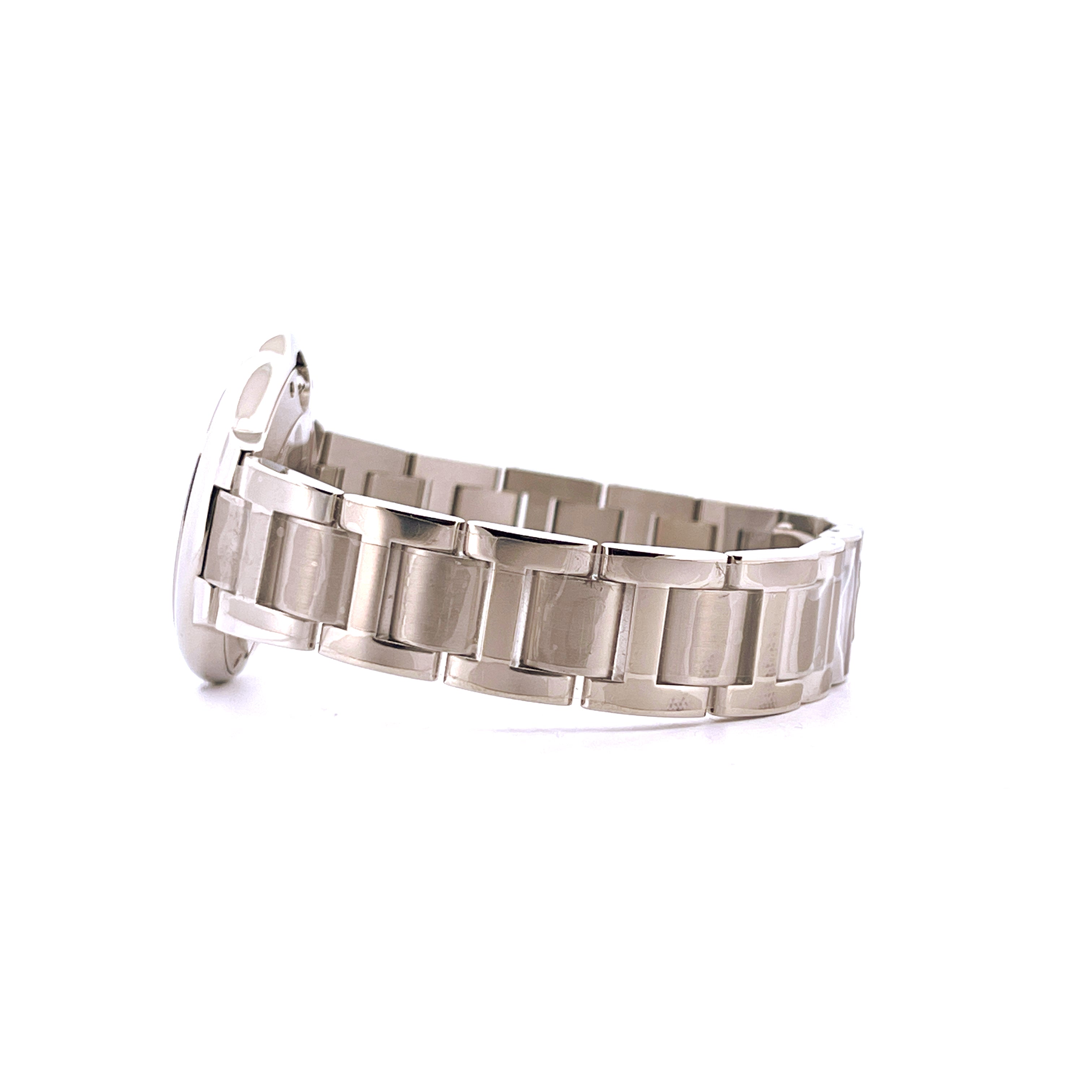 Seitenansicht einer Cartier Ballon Bleu 33mm Quartz Uhr aus Edelstahl mit poliertem Armband auf weißem Hintergrund