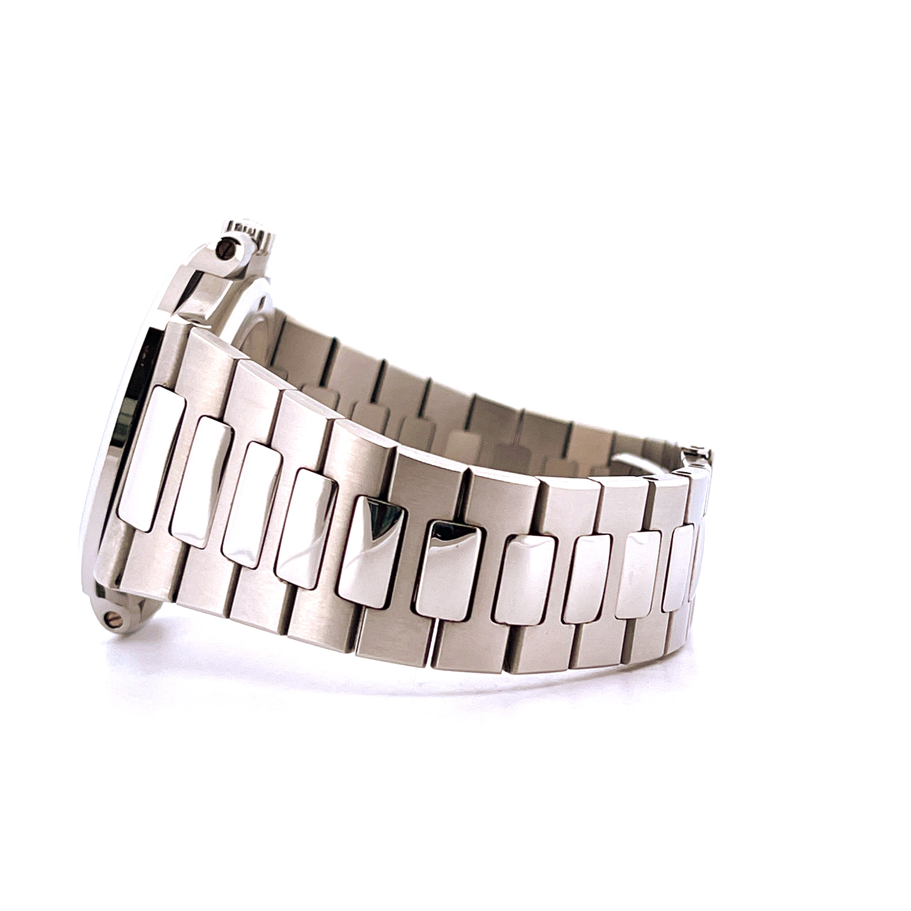 Patek Philippe Nautilus Ref 5711/1A-001 Edelstahl auf weißem Hintergrund, Seitenansicht des Armbands