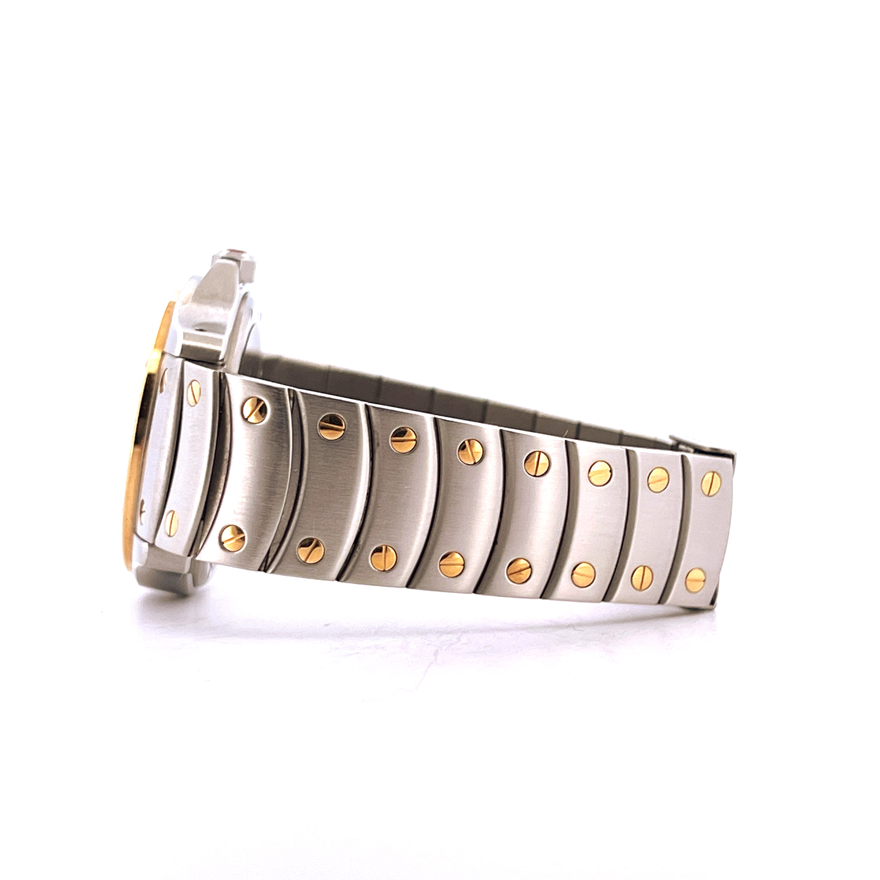 Seitenansicht einer Cartier Santos Ronde 150th Automatic Uhr aus Stahl und Gold mit Schraubendetails am Armband auf weißem…