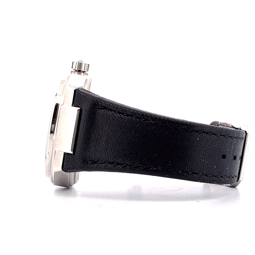 IWC Ingenieur Automatic Zinedine Zidane Limited Edition aus Edelstahl mit schwarzem Textilarmband von der Seite betrachtet