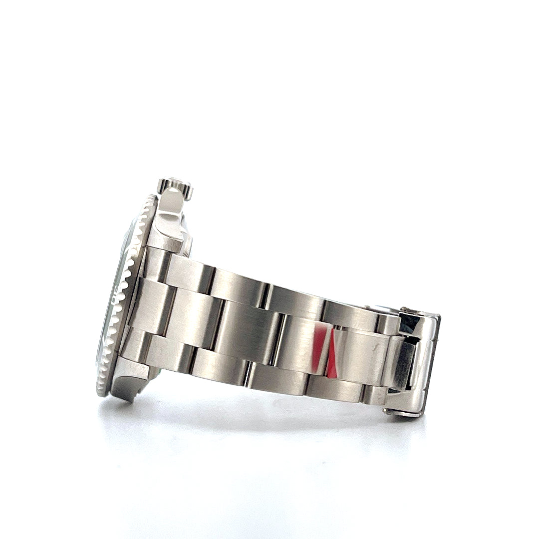 Seitenansicht einer Rolex "Kermit" Submariner Date aus Edelstahl mit matt gebuerstetem Armband und polierter Schliesse