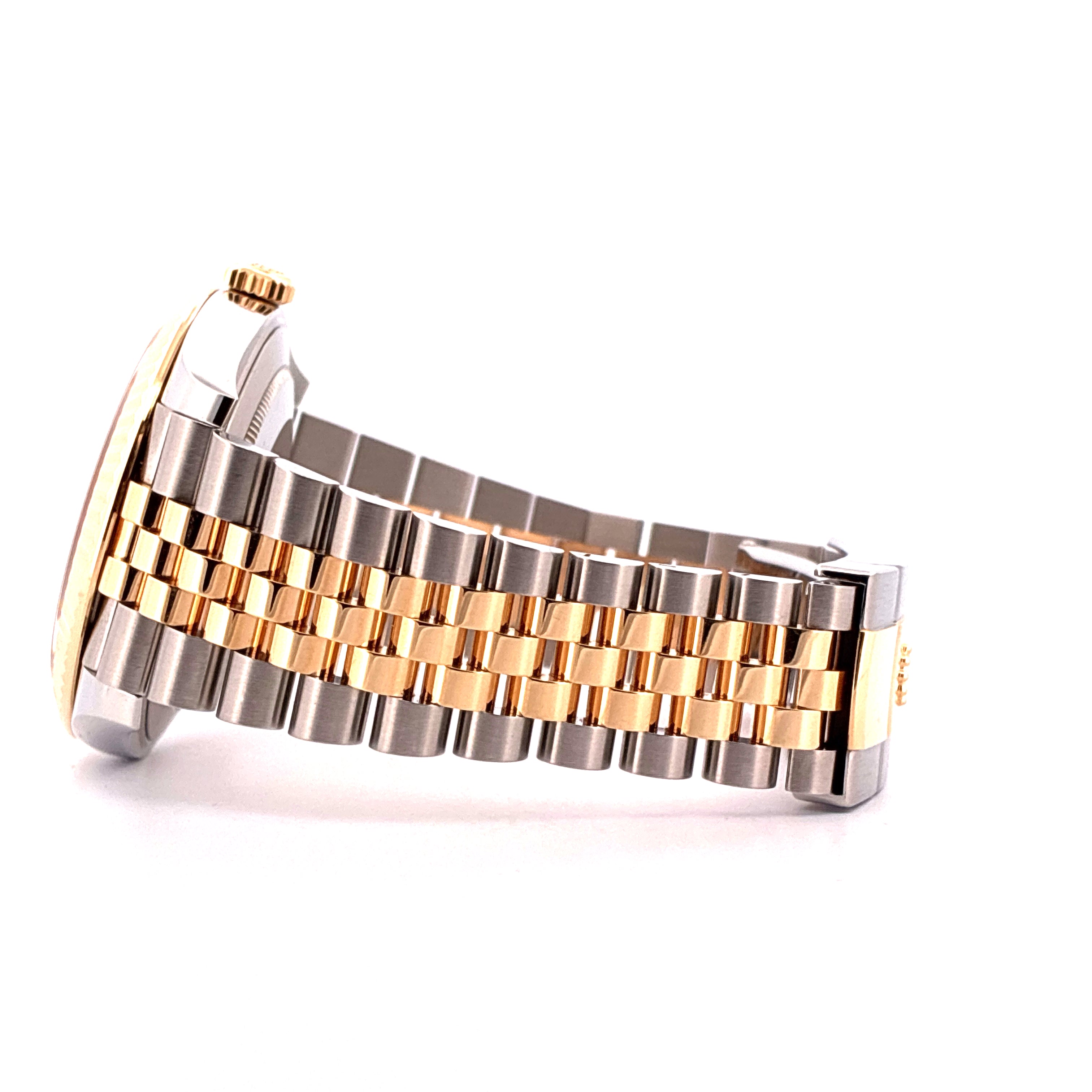 Rolex Datejust 41 Bicolor von der Seite, mit Gold und Stahl Armband, auf weissem Hintergrund