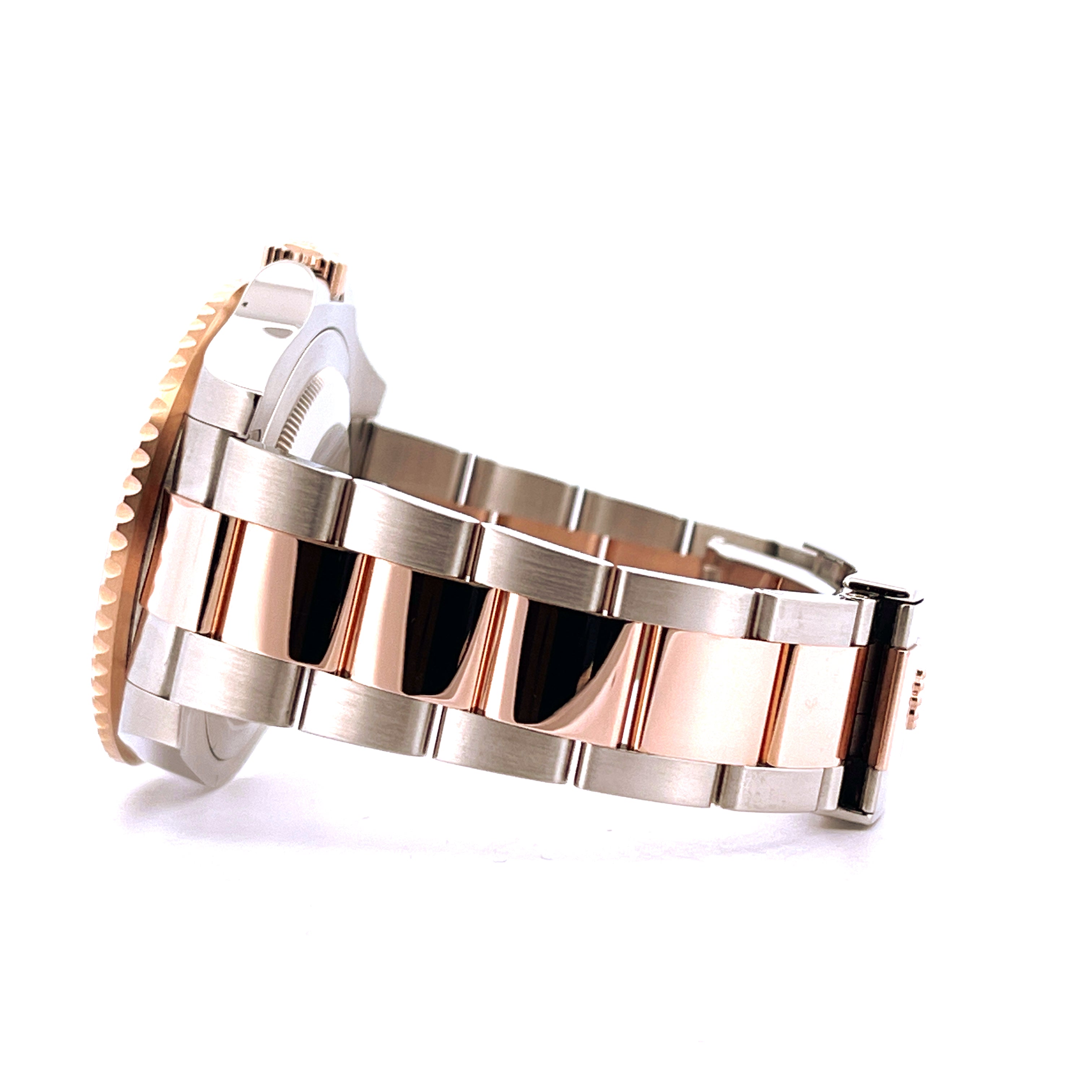 Rolex GMT-Master II Rootbeer im Detail von der Seite mit bicolor Armband aus Stahl und Roségold