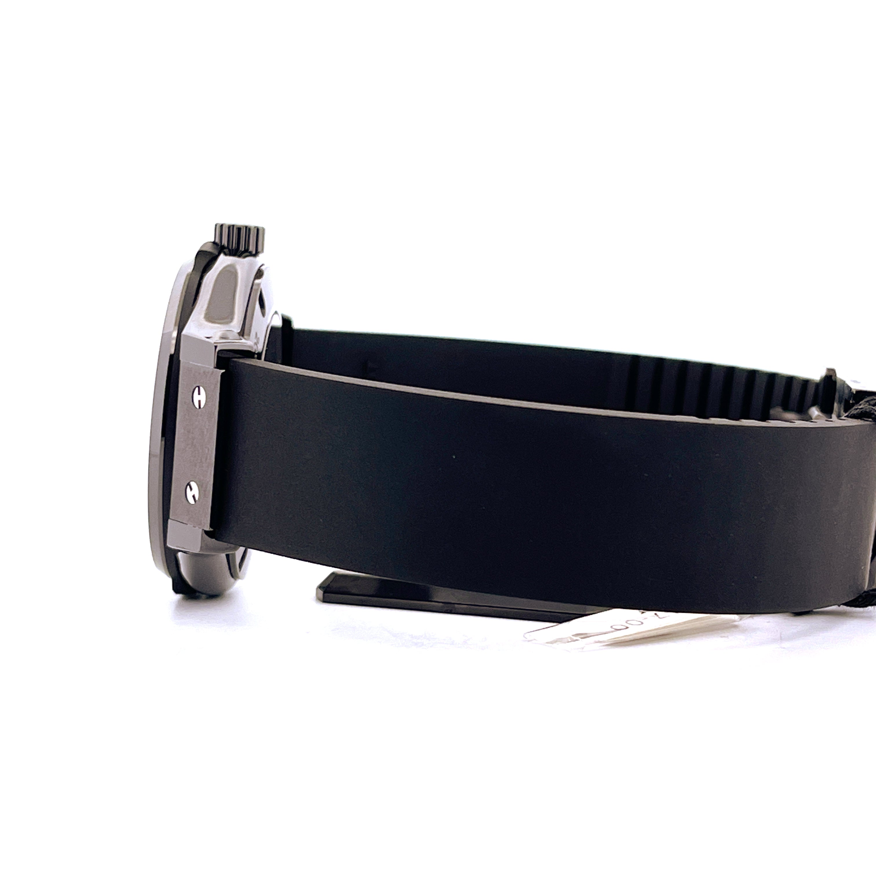 Seitenansicht einer schwarzen Hublot Classic Fusion Original Black Magic 38 mm Keramikuhr mit schwarzem Kautschukband