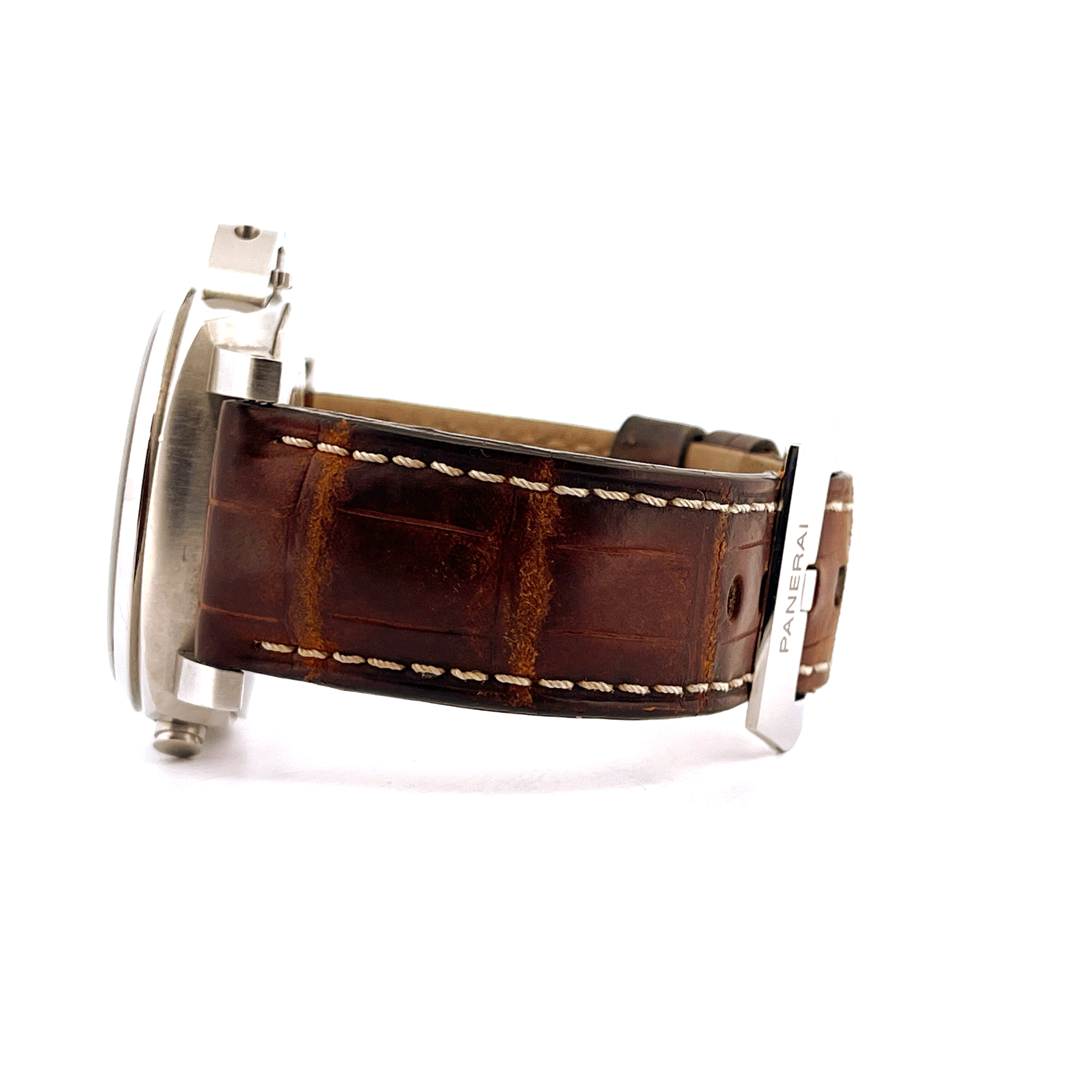 Seitenansicht einer Panerai Luminor Chrono Pam01110 mit braunem Lederarmband und Edelstahlschließe