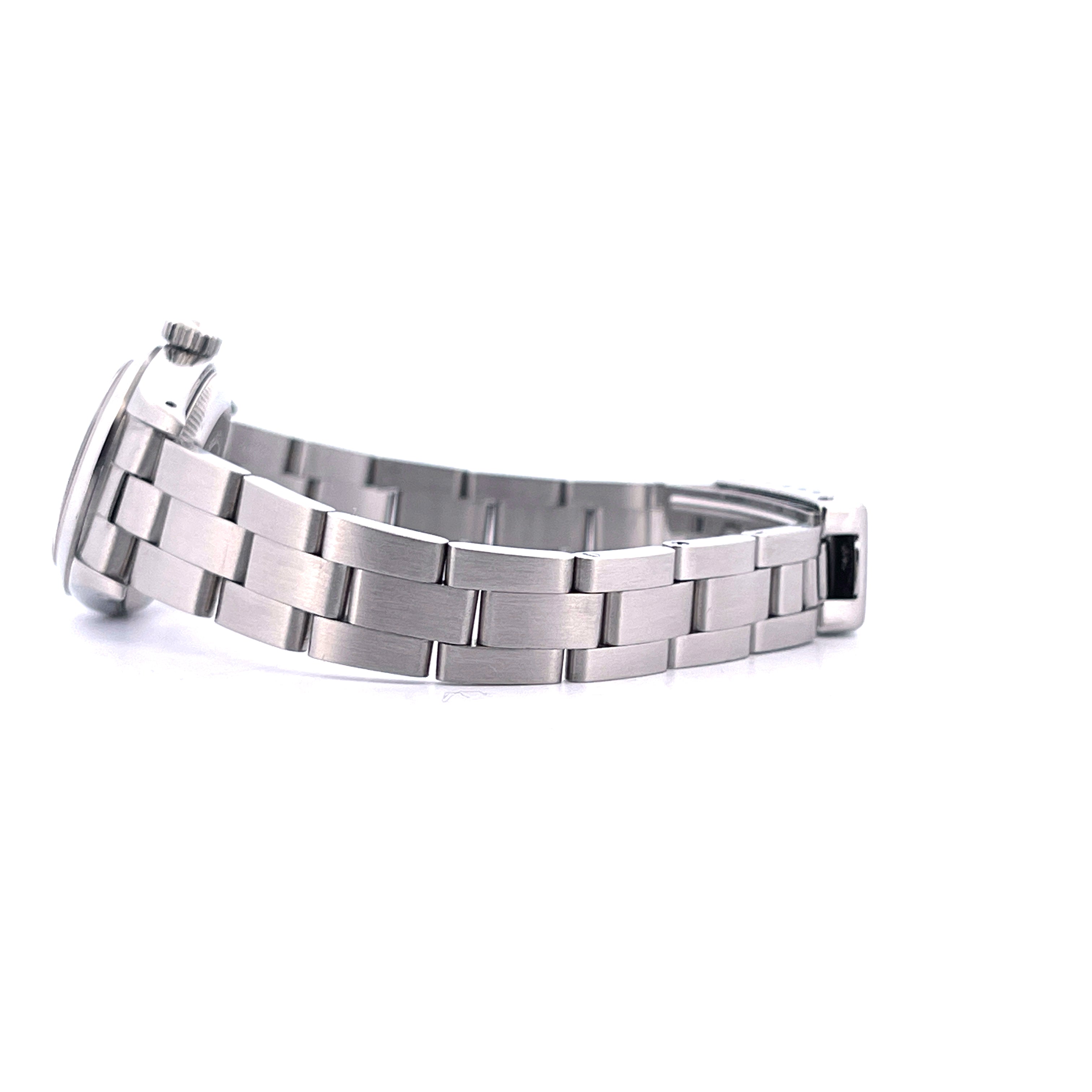 Seitenansicht einer gebrauchten Rolex Oyster Perpetual Lady 26 mm aus Edelstahl mit Faltschließe auf weißem Hintergrund