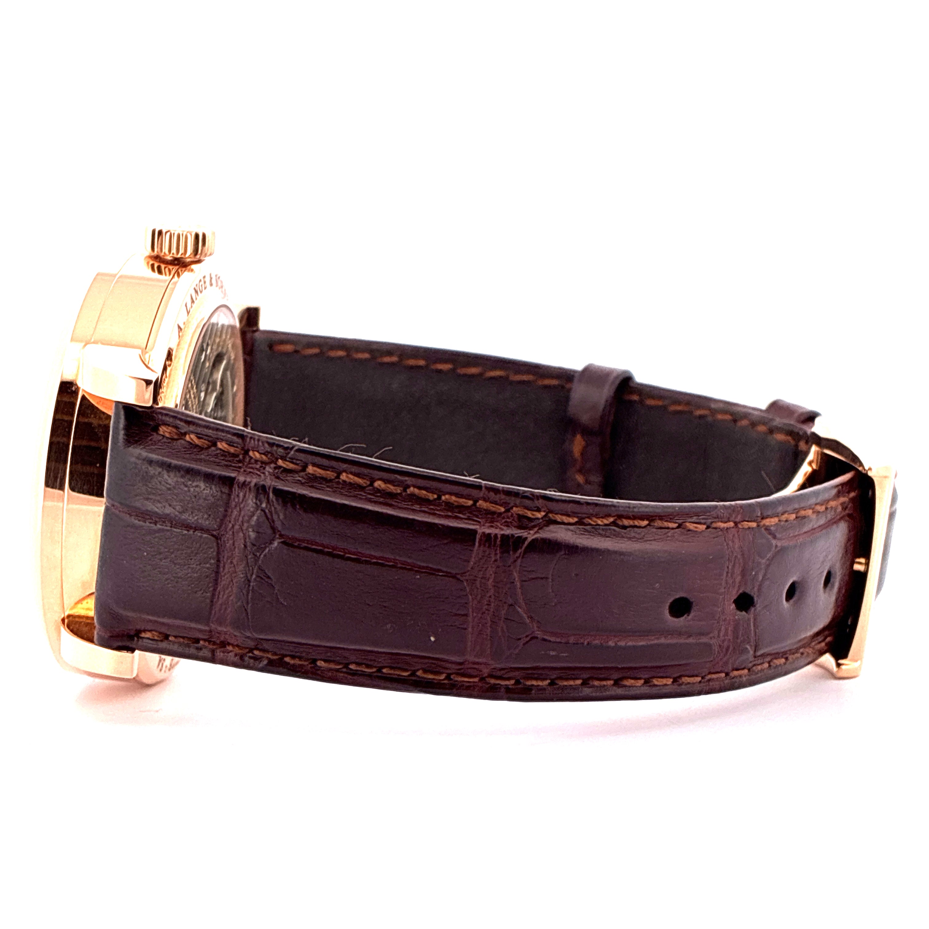 A. Lange & Söhne Tourbillon Pour Le Merite im Seitenprofil aus Roségold mit dunkelbraunem Kroko-Lederarmband