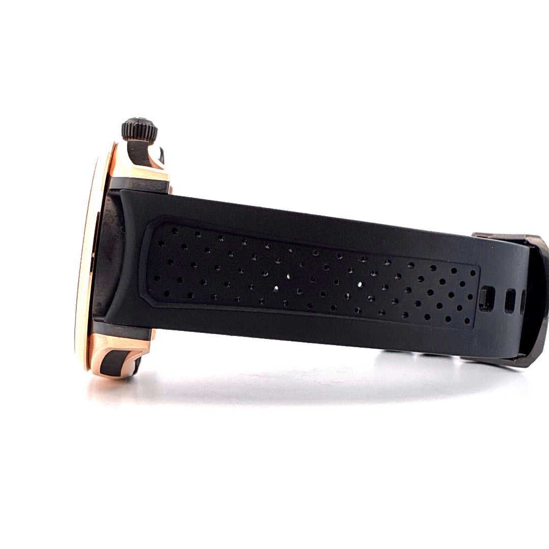 Moser Pioneer Tourbillon von der Seite, mit schwarzem Armband und Roségolddetails