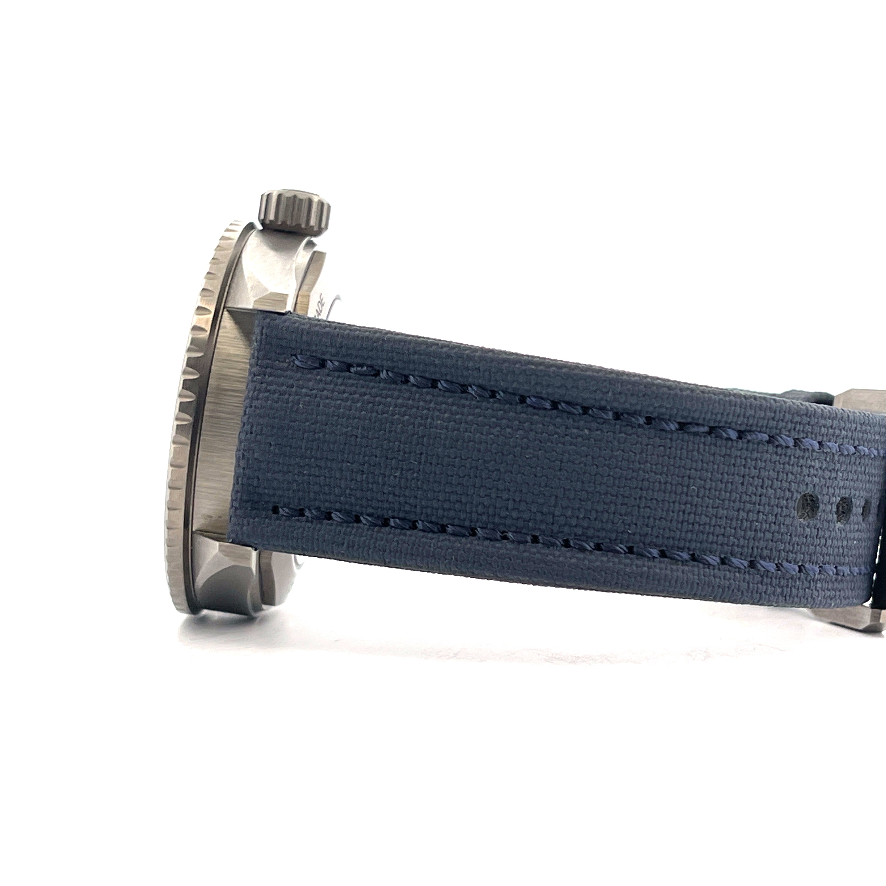Blancpain Fifty Fathoms Bathyscaphe Ceramic Blue mit dunkelblauem Textilarmband im Detail