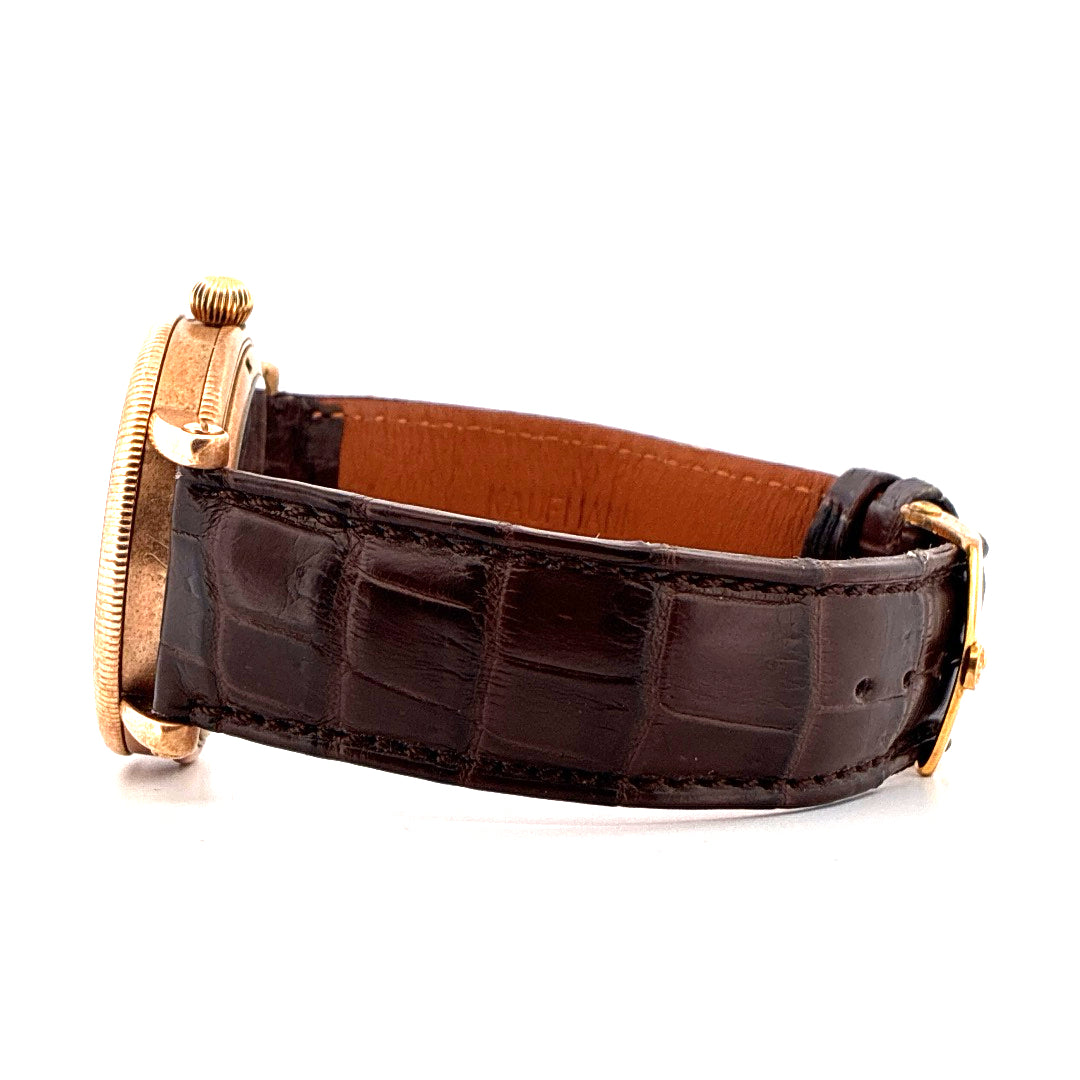 Choswiss Regulateur Bronze 2025 von der Seite mit braunem Kroko-Armband und goldener Schließe