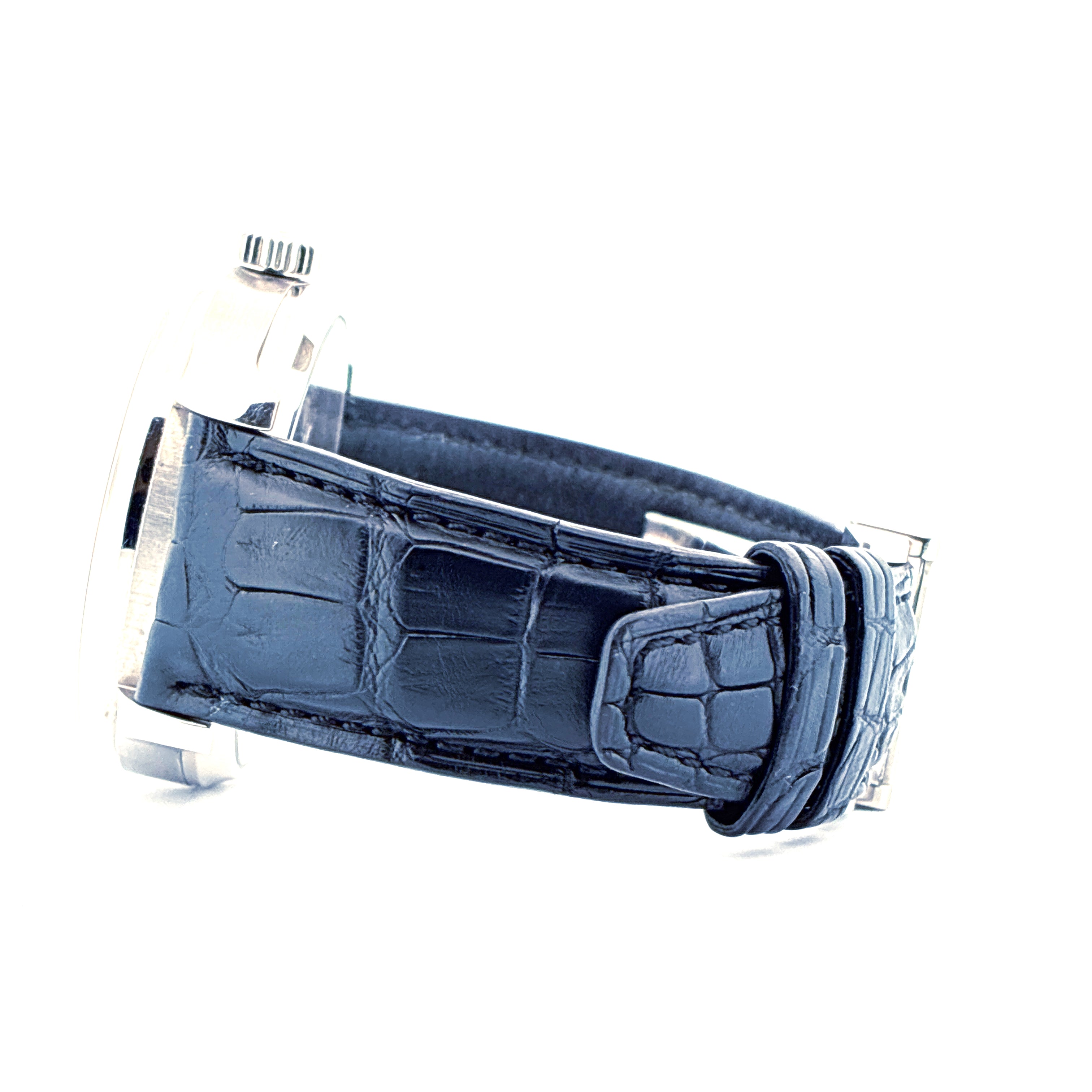 Seitenansicht einer IWC Portugieser Uhr mit blauem Krokoleder-Armband und Faltschließe vor weißem Hintergrund
