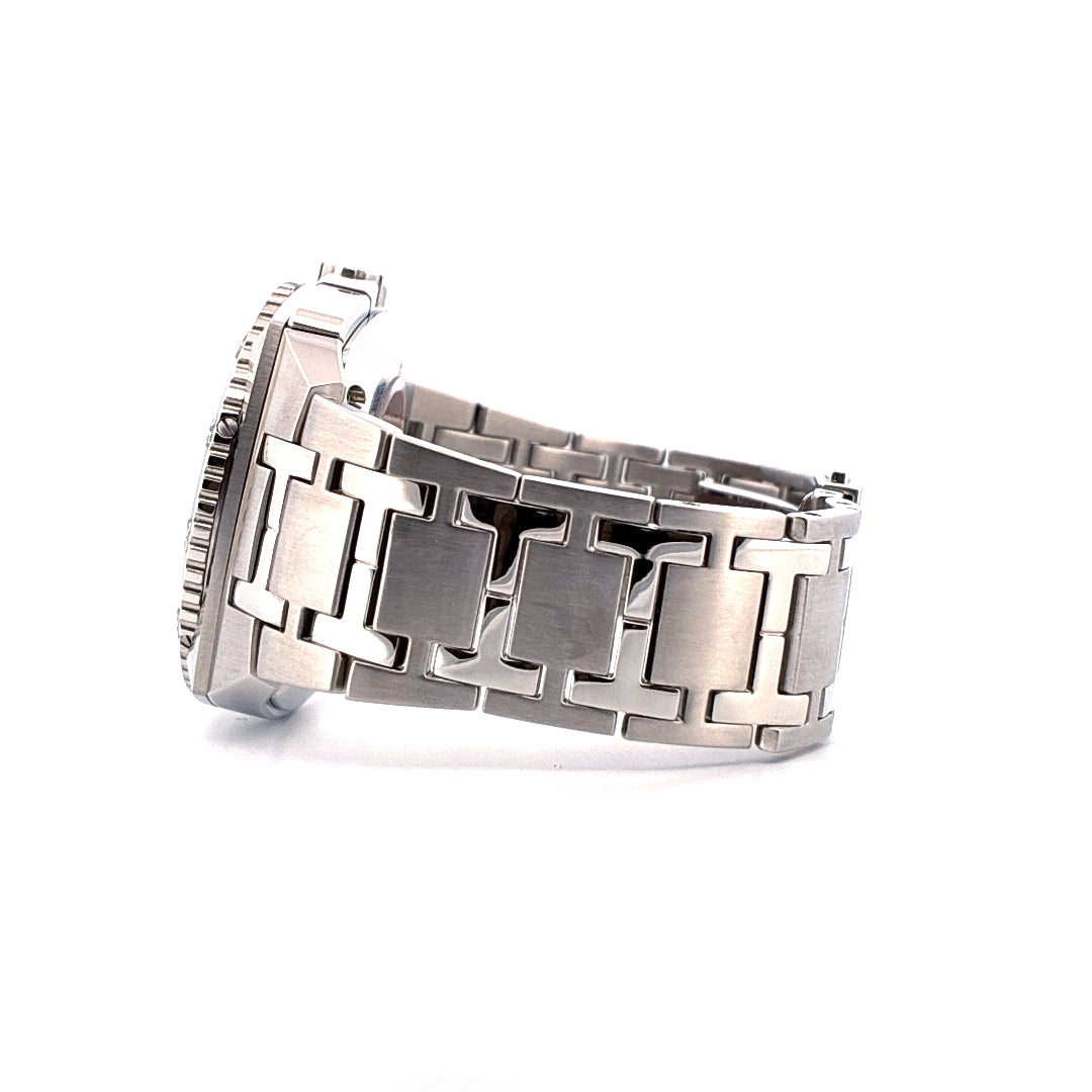 Tutima Saxon One Chronograph Stahl Armband im Detail aus seitlicher Perspektive