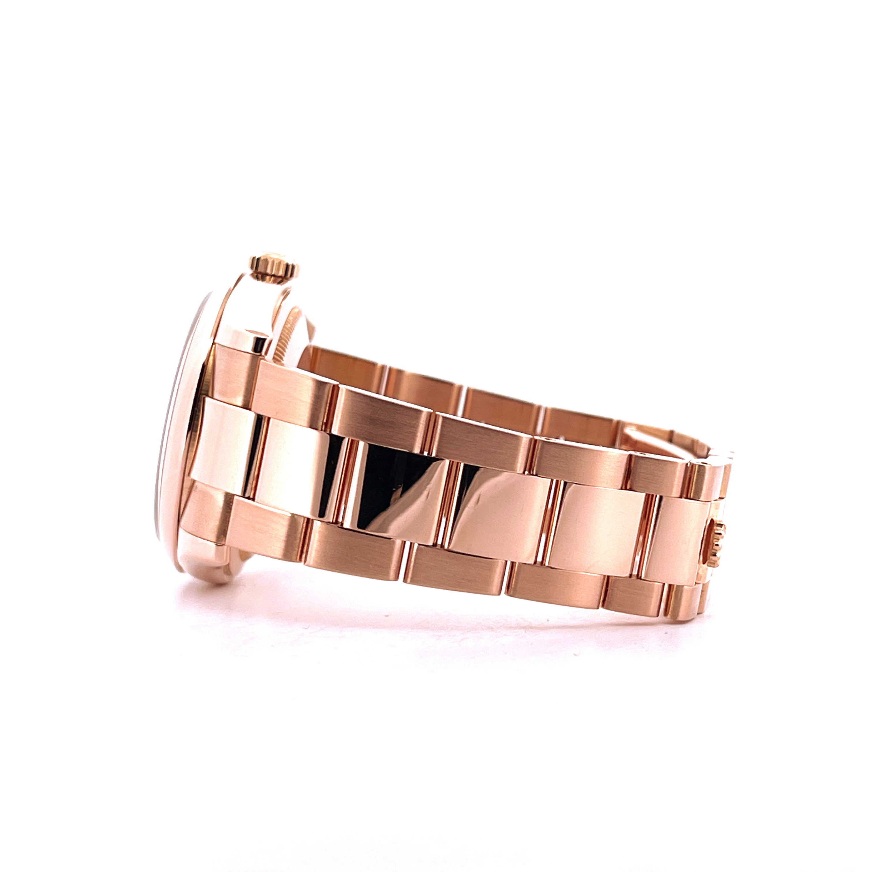 Rolex Day-Date 36 Roségold 118205F im Detailaufnahme von der Seite auf weißem Hintergrund