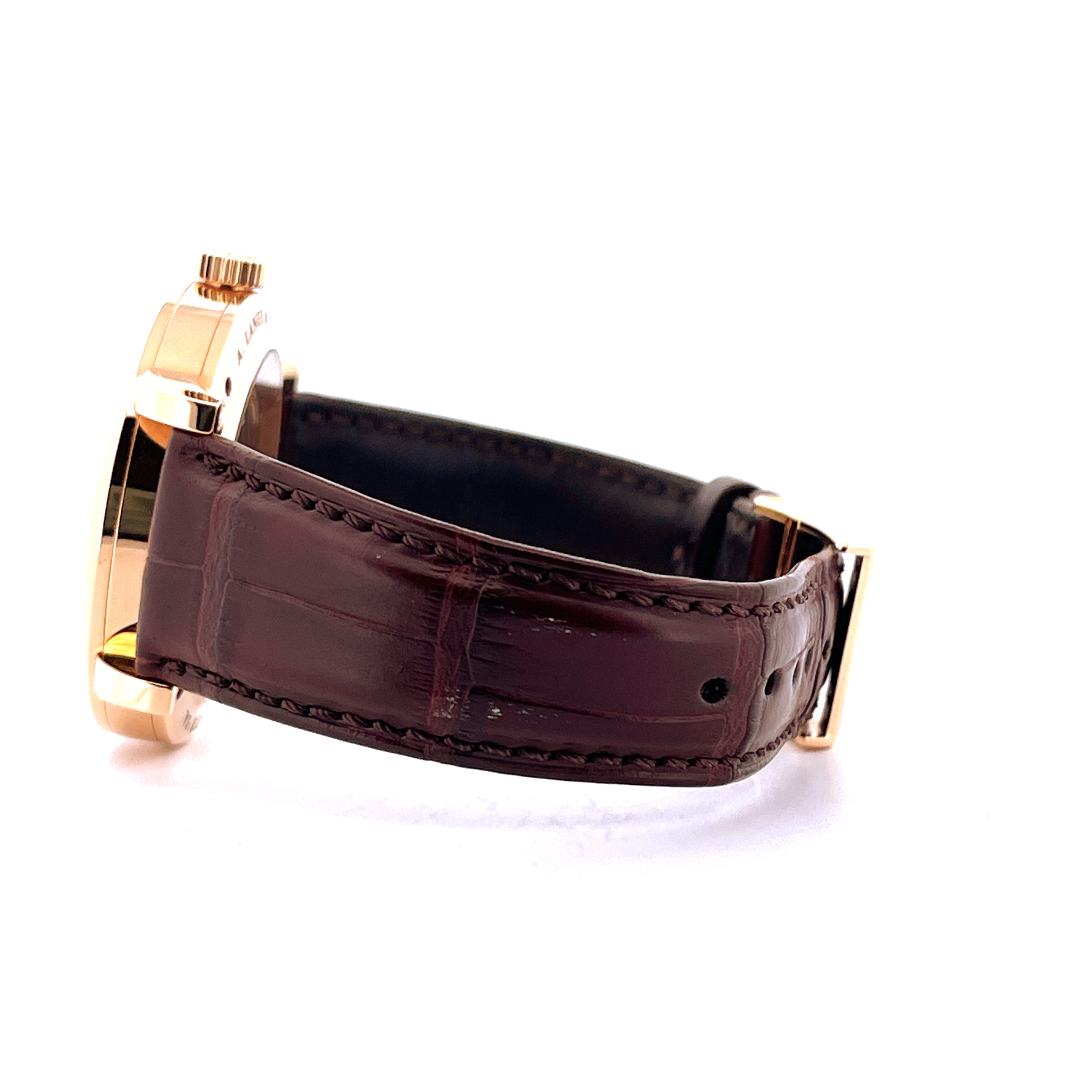 Seitenansicht einer A. Lange & Söhne Richard Lange Uhr mit braunem Krokodilarmband und Roségoldgehäuse