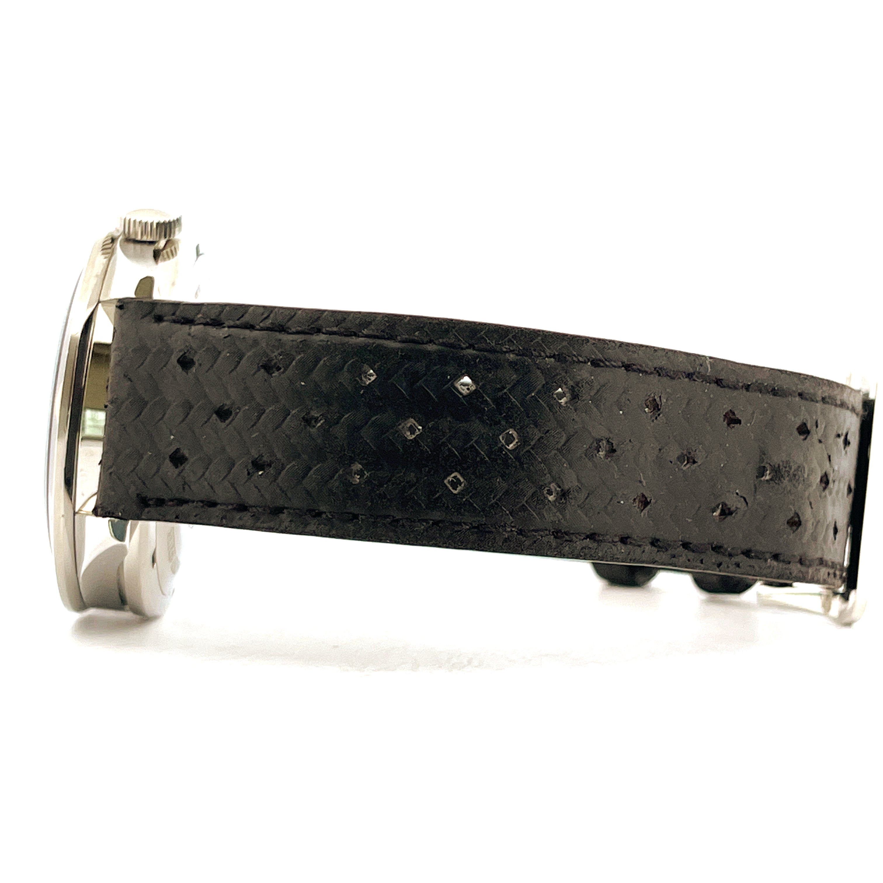 Seitenansicht des Jaeger LeCoultre Memovox Tributes zu Deep Sea mit schwarzem perforiertem Lederarmband
