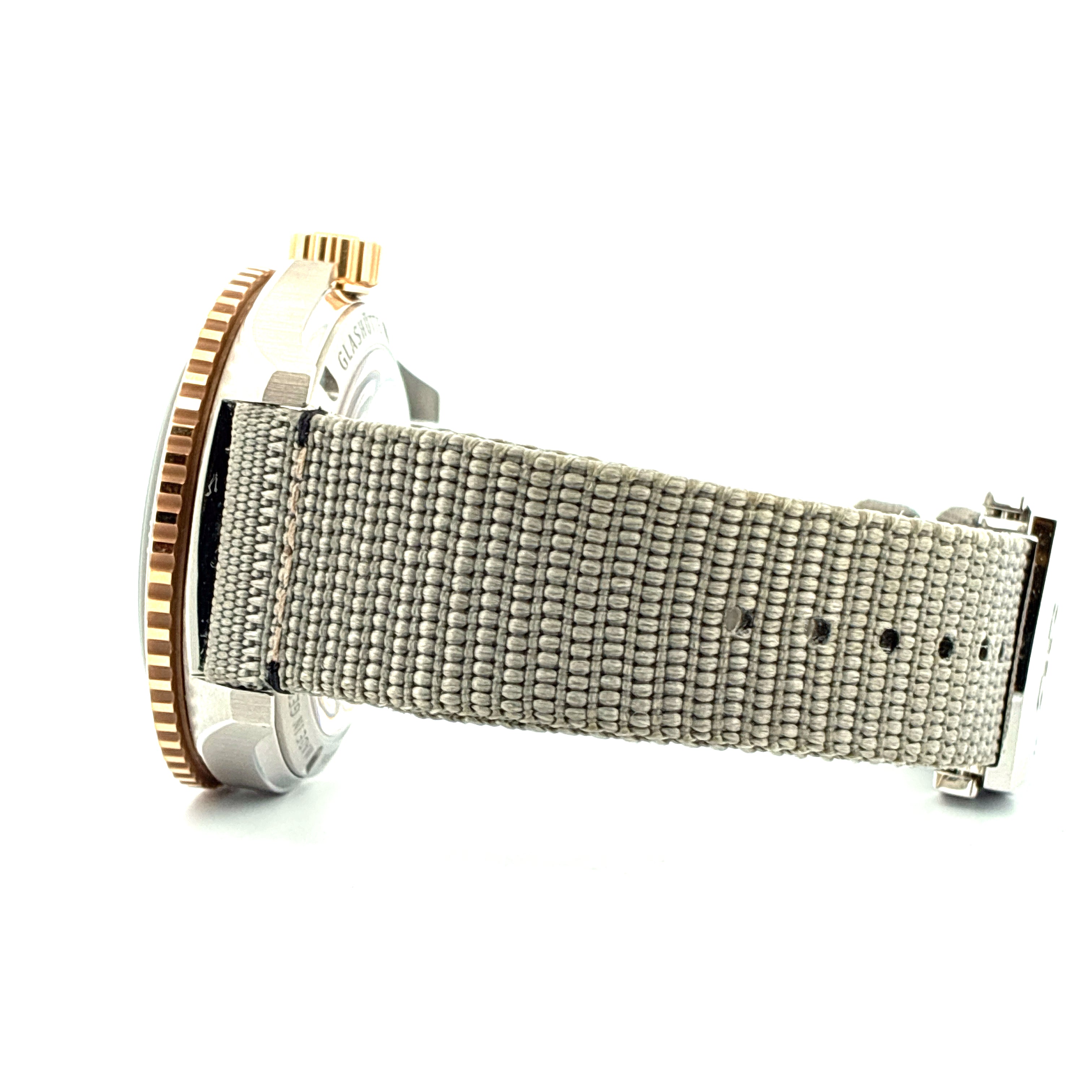 Seitenansicht einer Glashütte Original SeaQ Panoramadatum mit Stoffband und goldfarbener Lünette