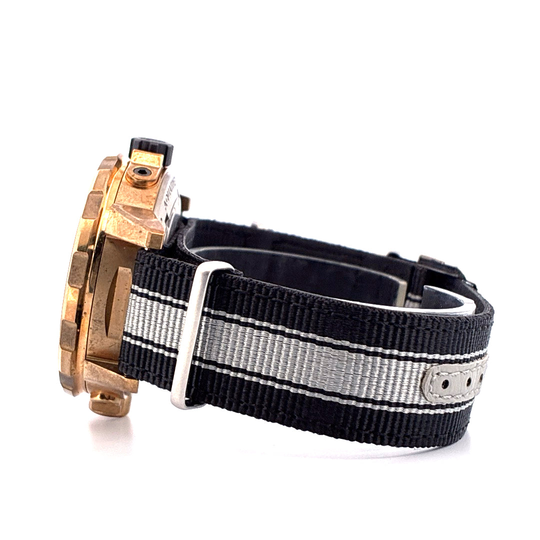 Seitenansicht einer IWC Aquatimer Automatic Limited Edition 250 aus Bronze mit einem schwarz-silbernen NATO-Armband