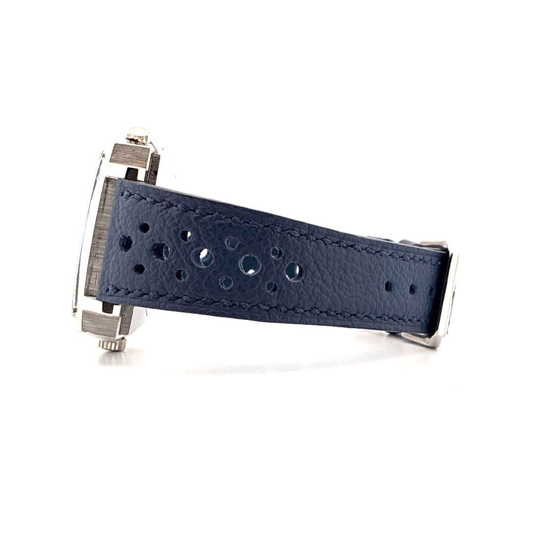 Seitenansicht einer Tag Heuer Monaco Calibre 11 mit blauem Lederarmband mit Perforation