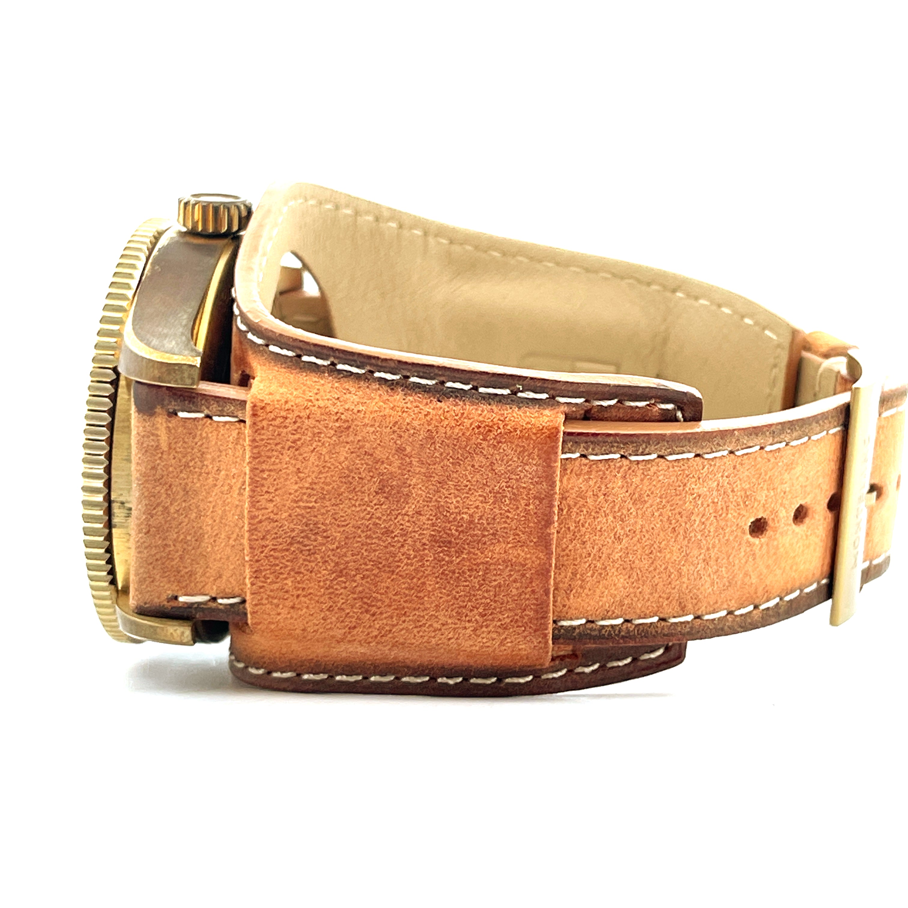 Seitenansicht einer Montblanc 1858 Geosphere Limited Edition Uhr mit Bronzegeschäuse und Lederarmband