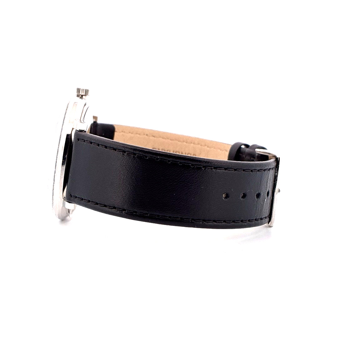 Junghans Max Bill Automatic Seitenansicht mit schwarzem Lederarmband auf weißem Hintergrund