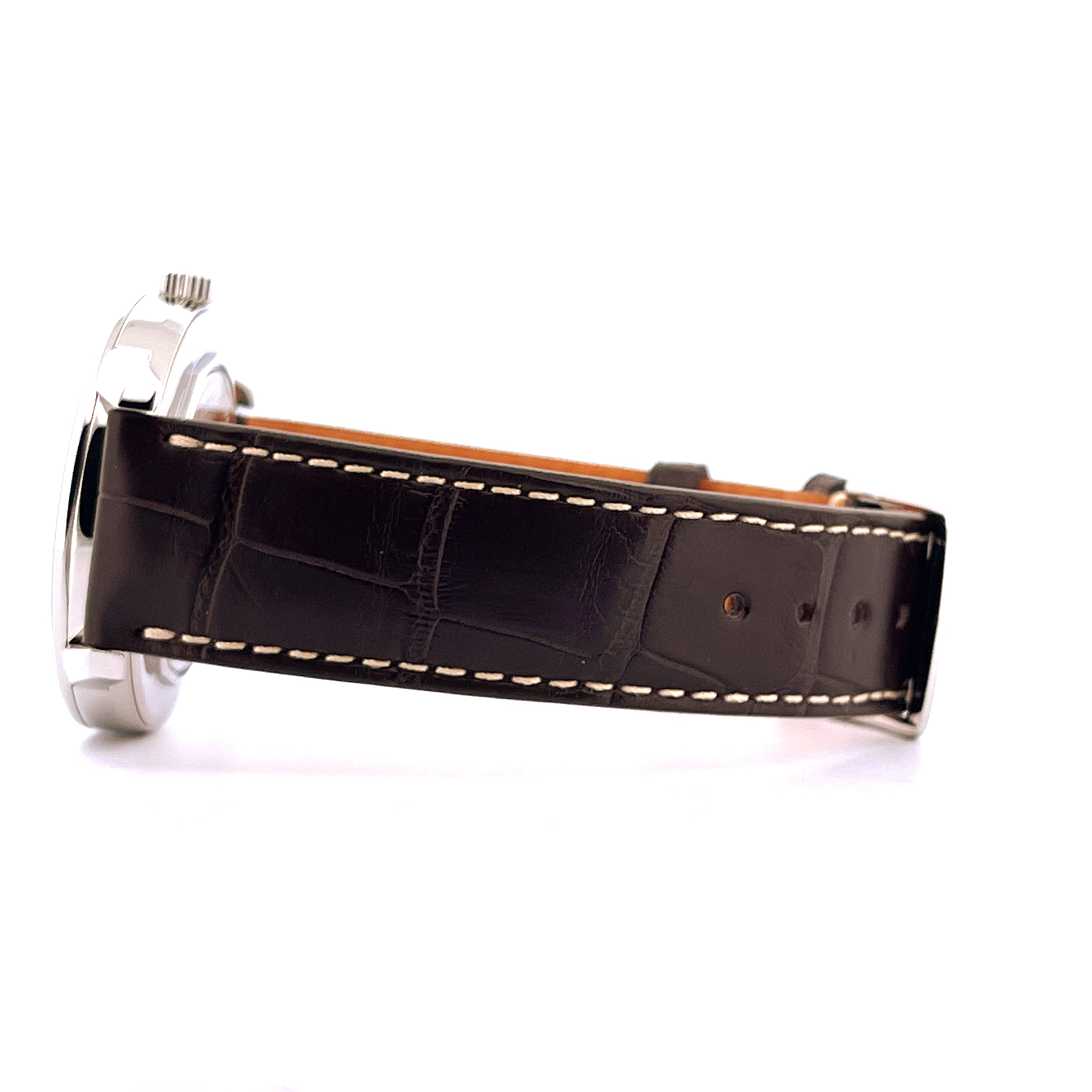 Longines Flagship Heritage Automatik in Seitenansicht mit braunem Krokodillederarmband