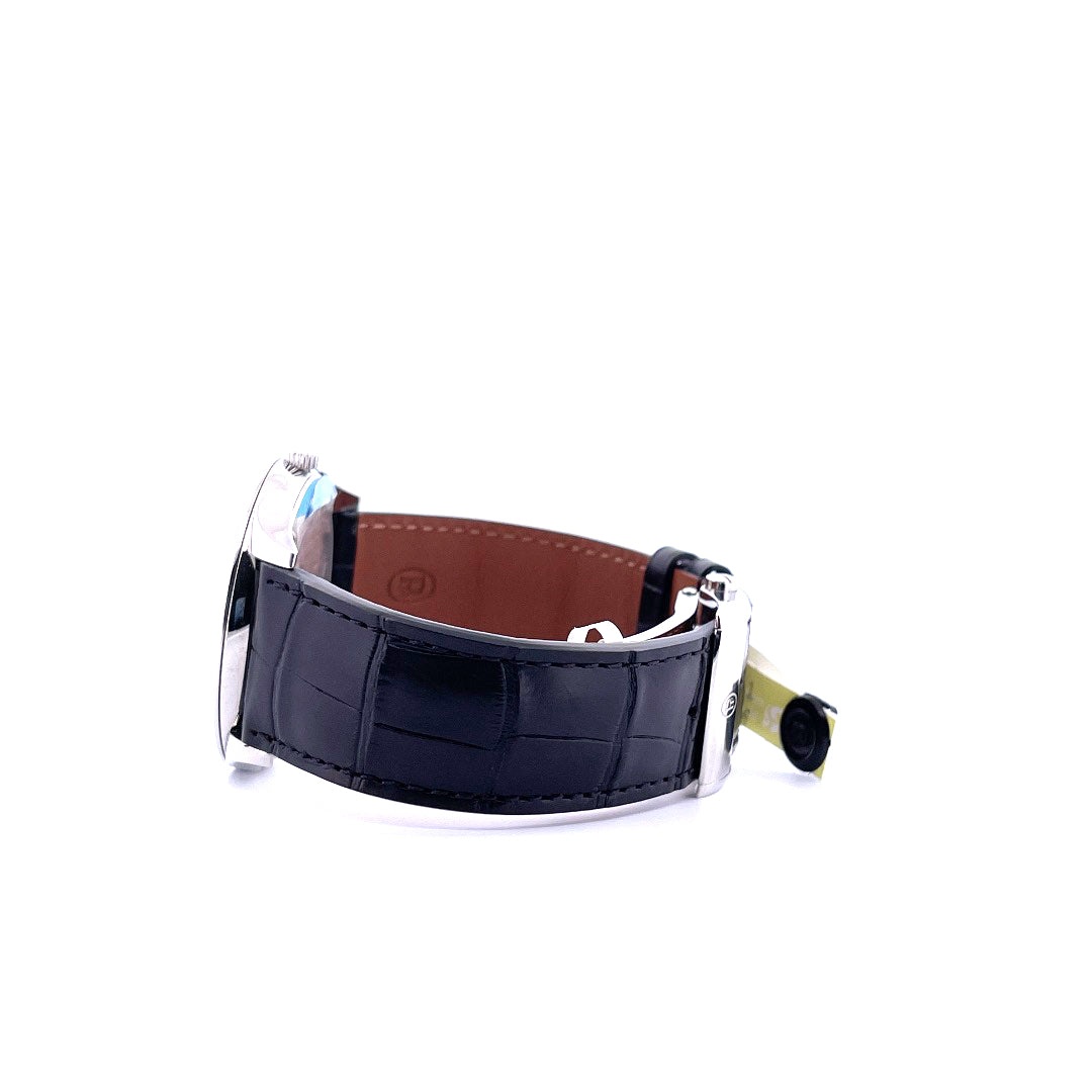 Seitenansicht einer Parmigiani Tonda 1950 Uhr mit schwarzem Krokolederarmband und Stahlschließe