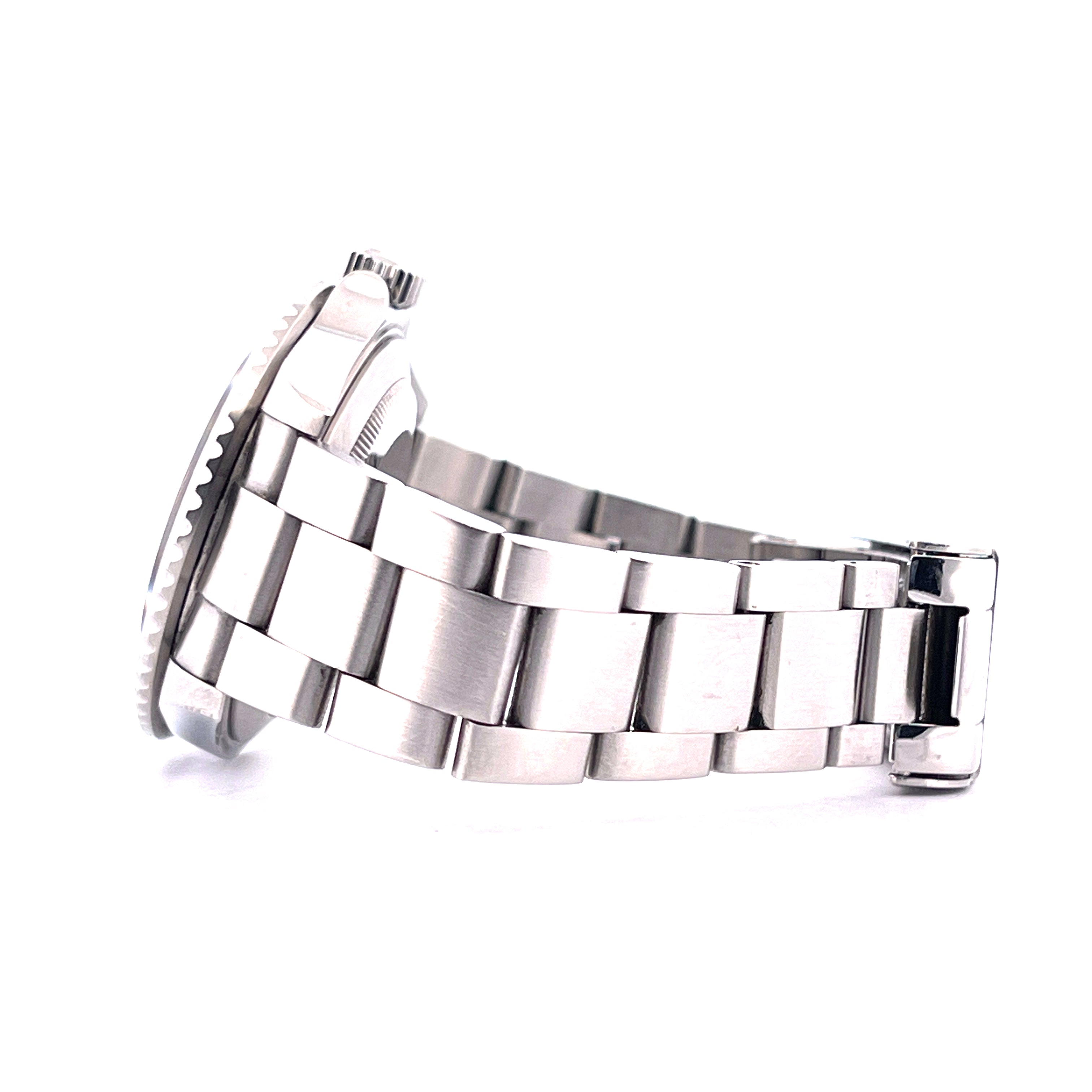 Seitenansicht einer Rolex Submariner Date 16610 aus Stahl mit Oyster-Armband auf weissem Hintergrund