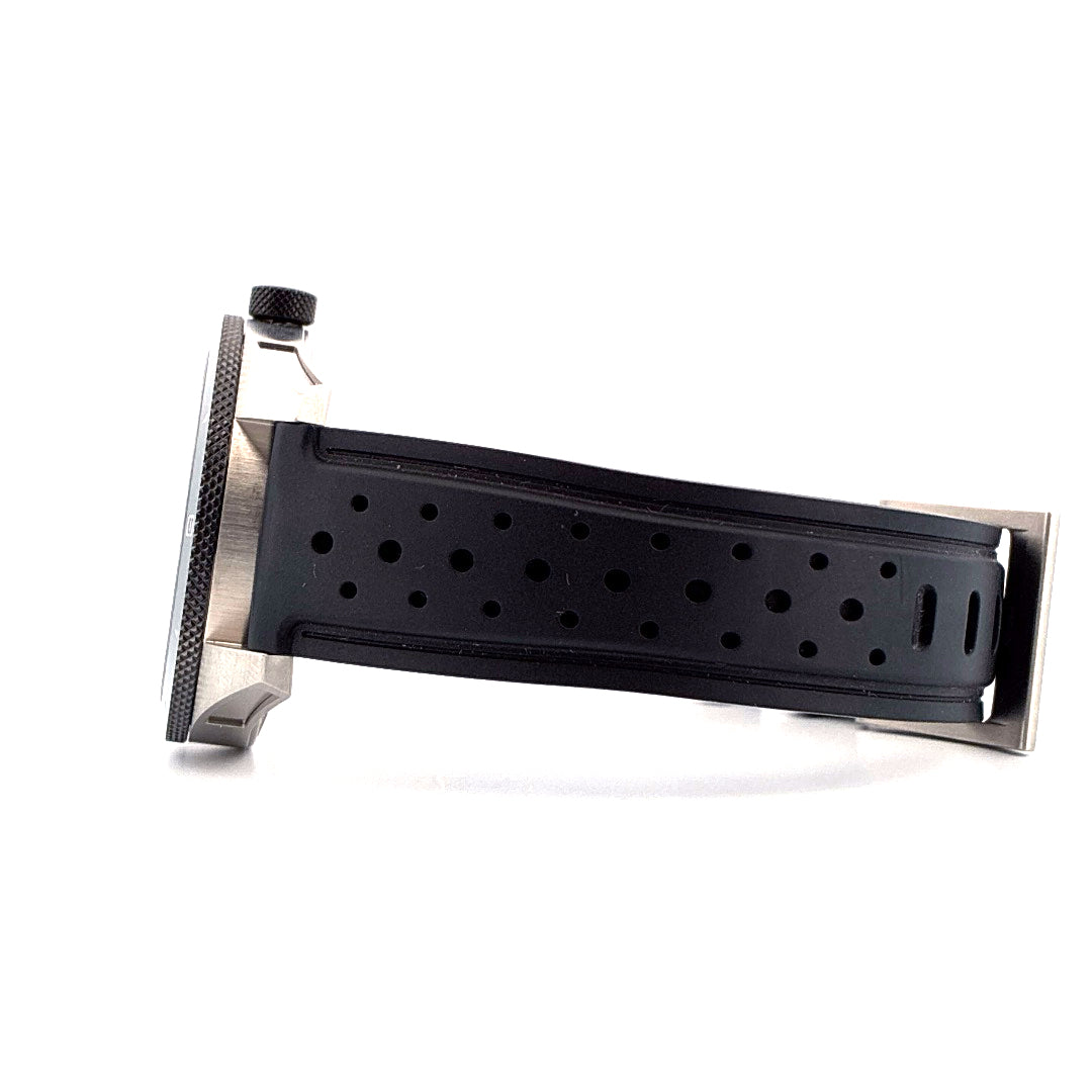 Seitenansicht einer Montblanc Timewalker Date Automatic 41mm mit schwarzem Kautschukband und Edelstahllünette