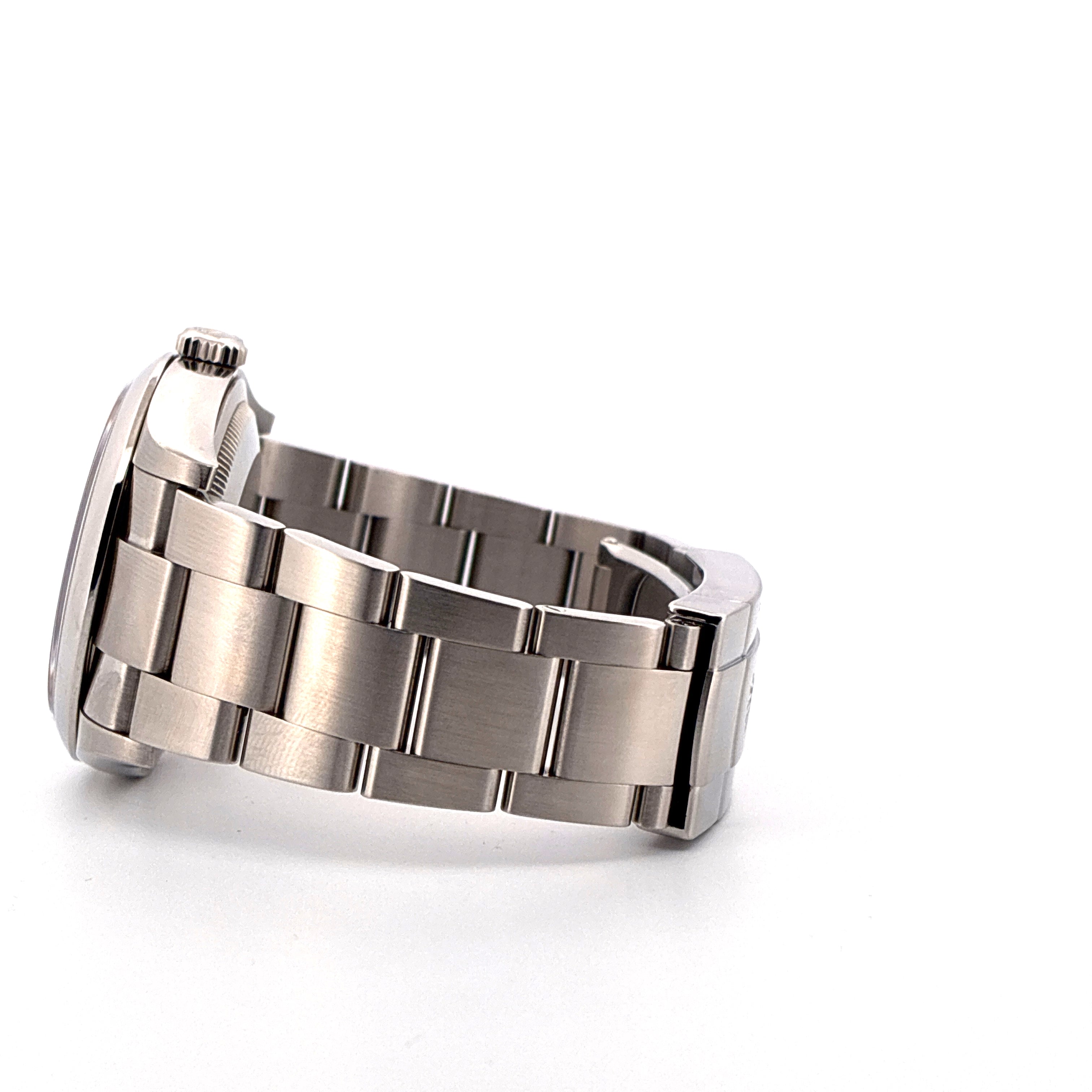 Rolex Oyster Perpetual 36 Edelstahl-Uhr in Seitenansicht auf weißem Hintergrund