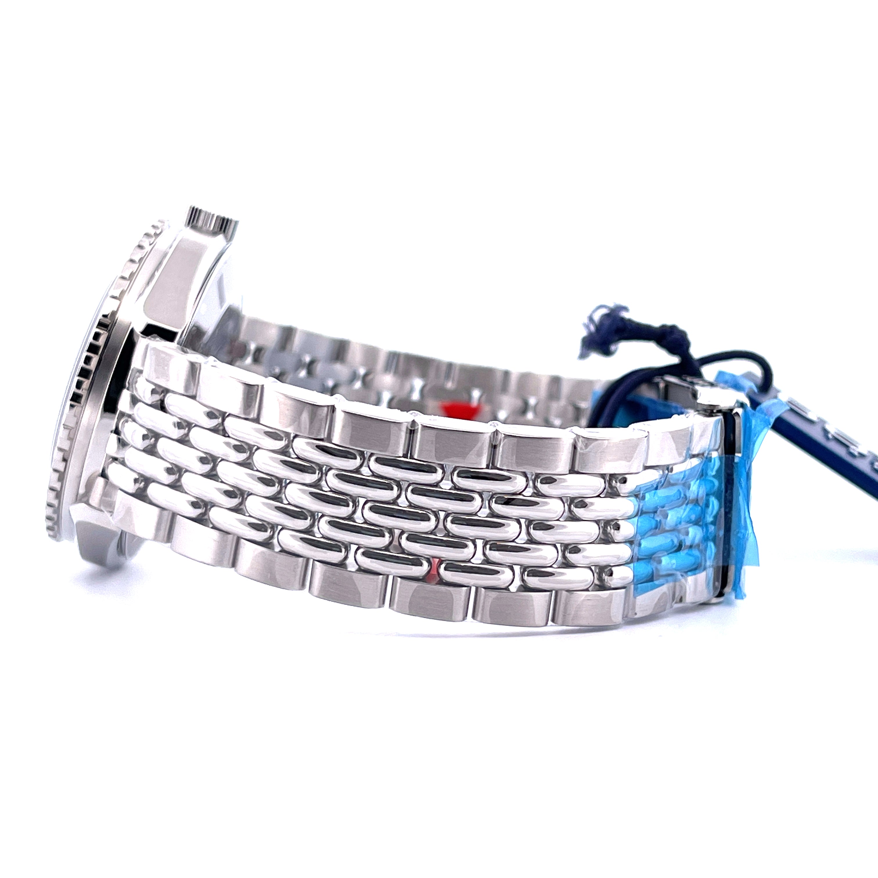 Seitenansicht einer Doxa Sub 200 Caribbean Blue Uhr mit Edelstahlarmband und blauer Schutzfolie