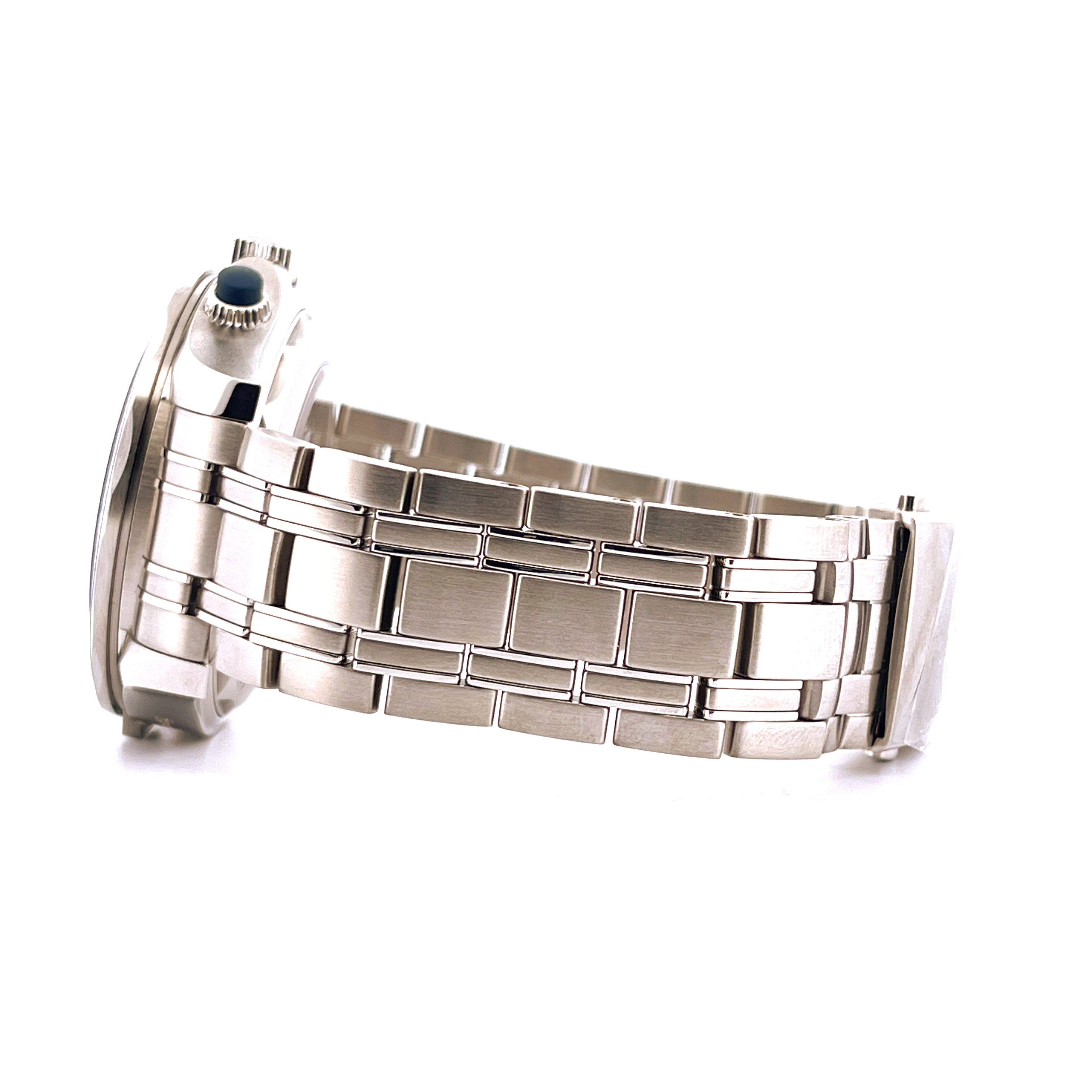 Omega Seamaster Diver 300m America's Cup im Seitenprofil mit Stahlarmband auf weißem Hintergrund