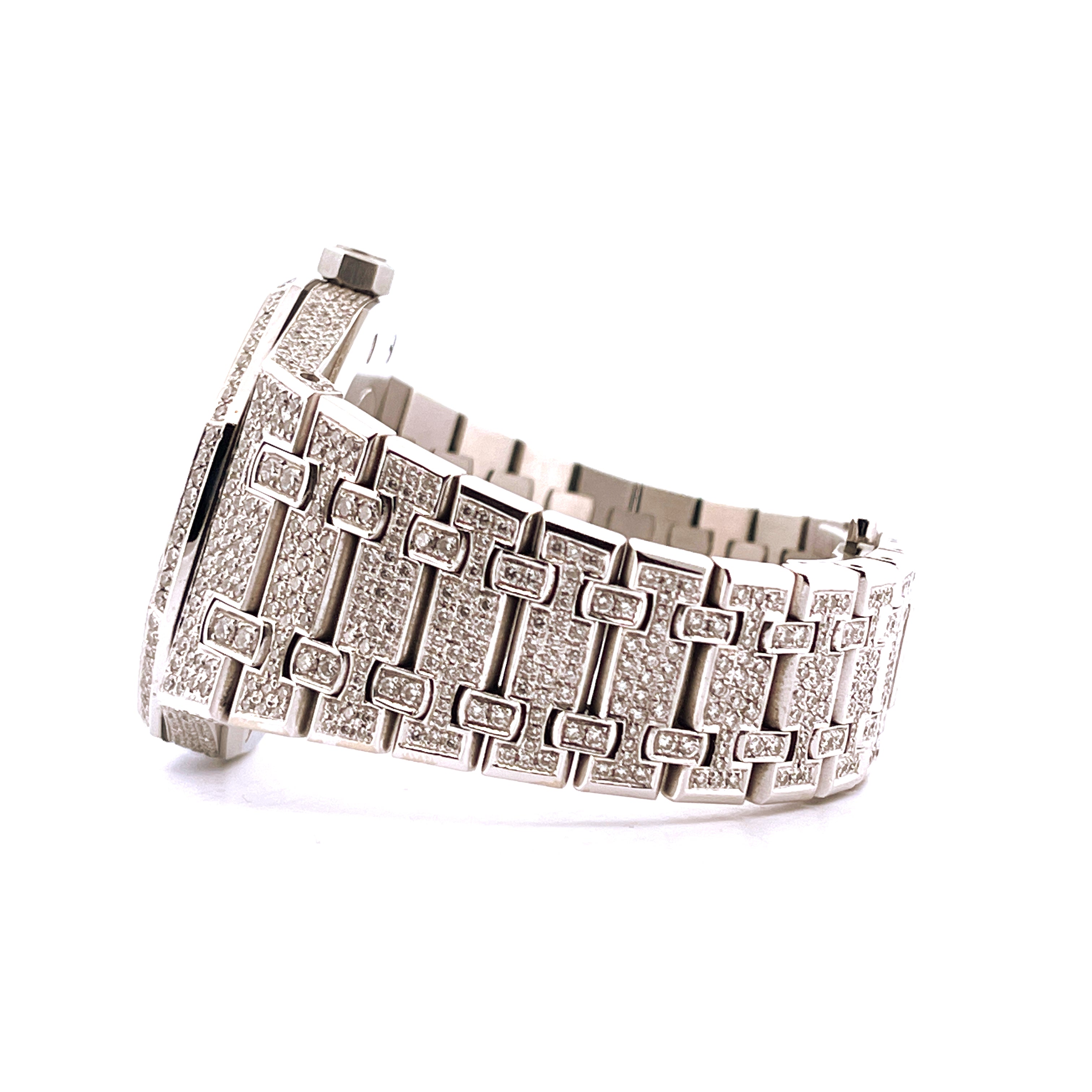 Audemars Piguet Royal Oak 15400ST im Seitenprofil, besetzt mit zahlreichen Diamanten auf Edelstahlgehäuse und -armband