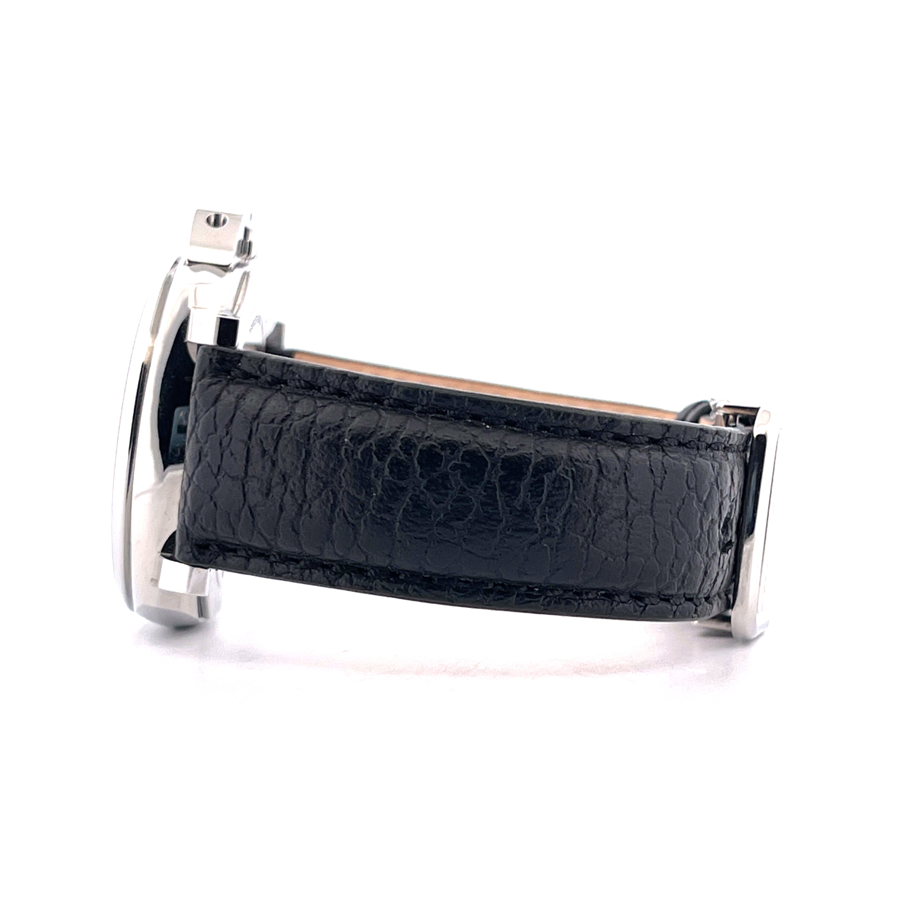 Seitenansicht einer Panerai Luminor Due 38mm mit schwarzem Lederarmband