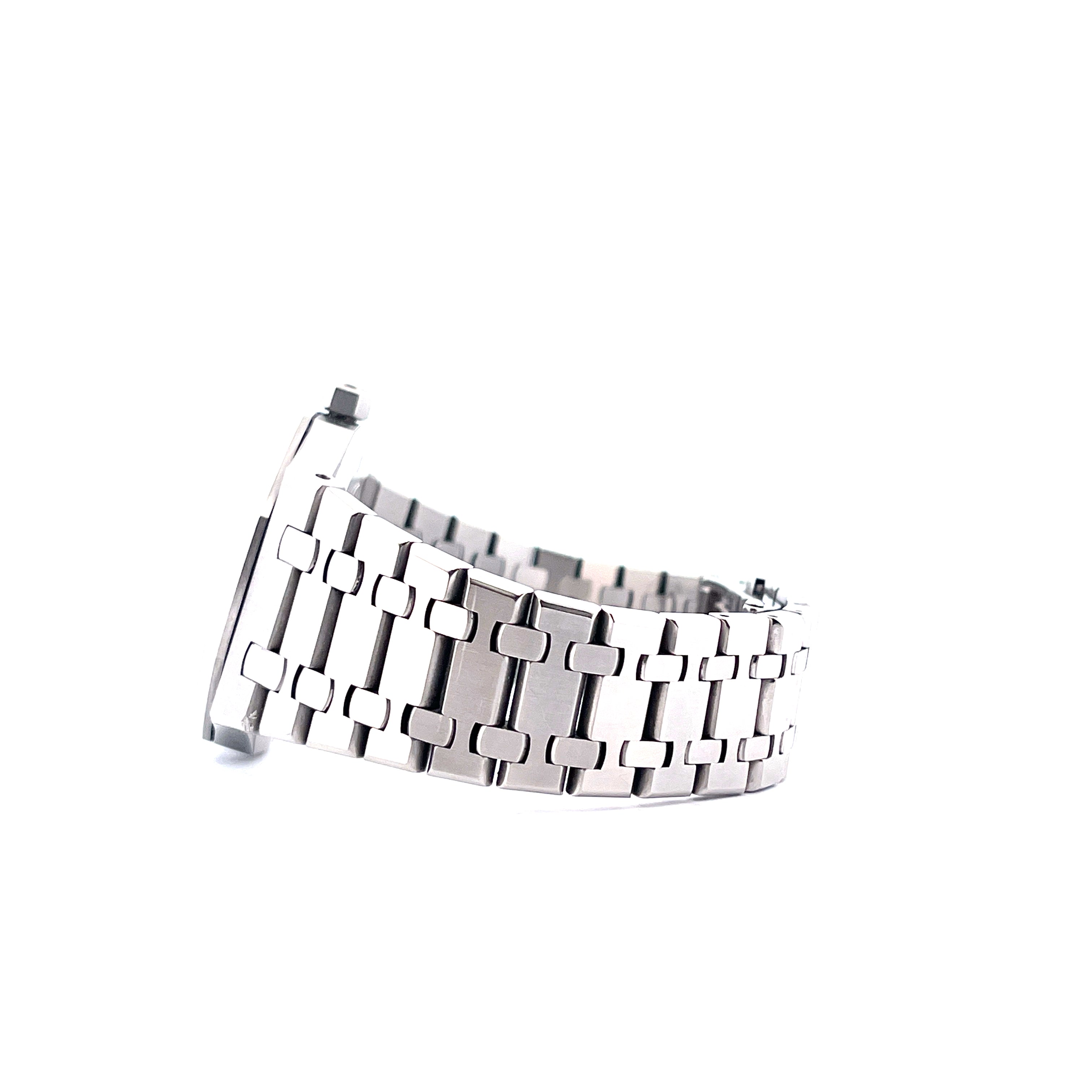 Audemars Piguet Royal Oak 39 mm aus Edelstahl, Seitenansicht eines gebrauchten Armbands auf weißem Hintergrund