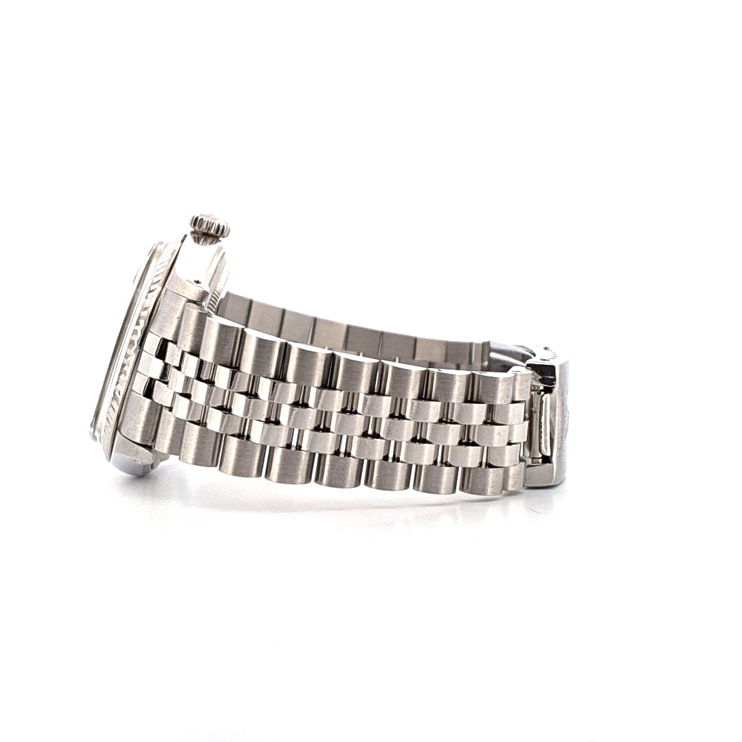 Rolex Datejust 36 aus Stahl im Seitenprofil vor weissem Hintergrund