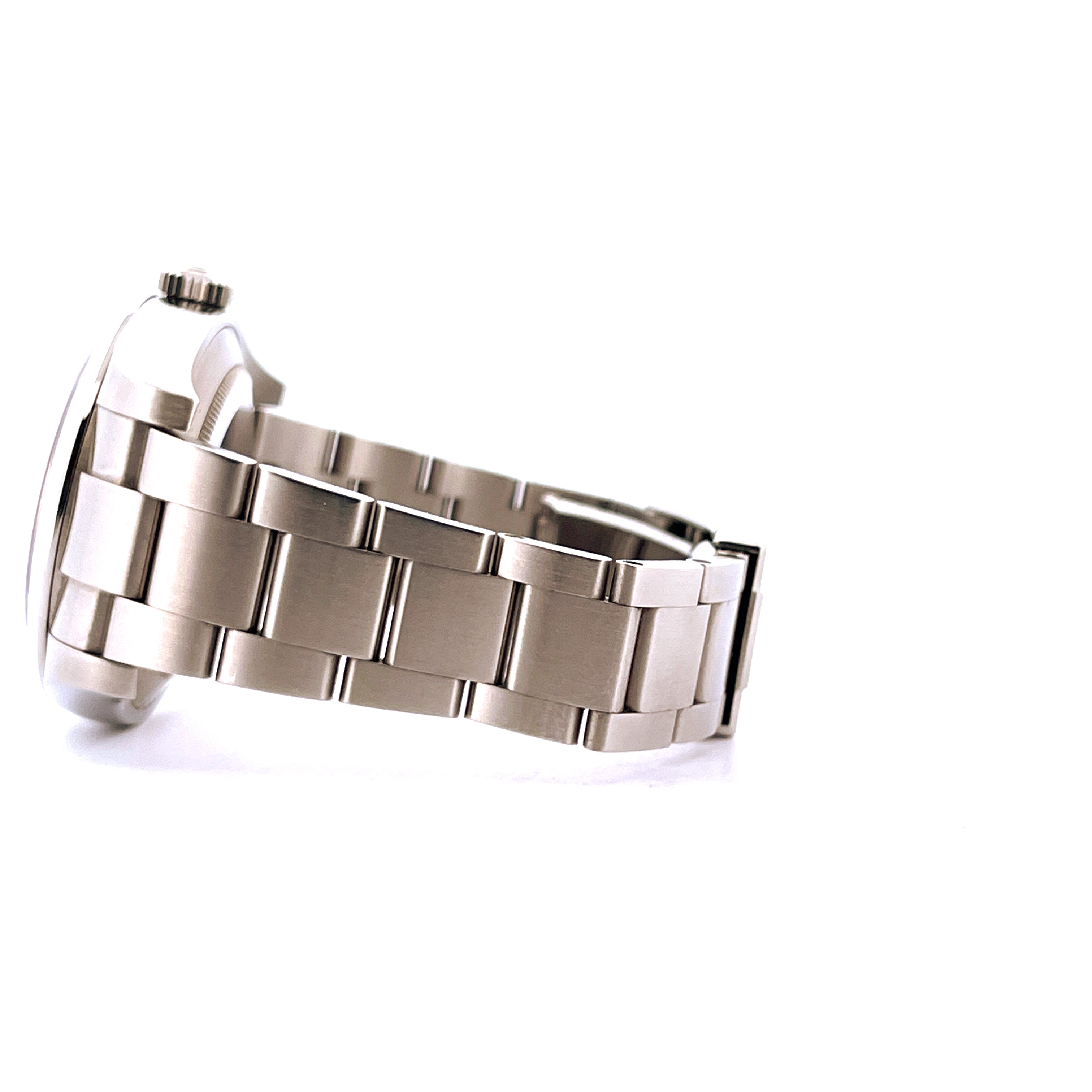 Seitenansicht einer Rolex Air King 116900 aus Stahl mit Metallarmband auf weißem Hintergrund