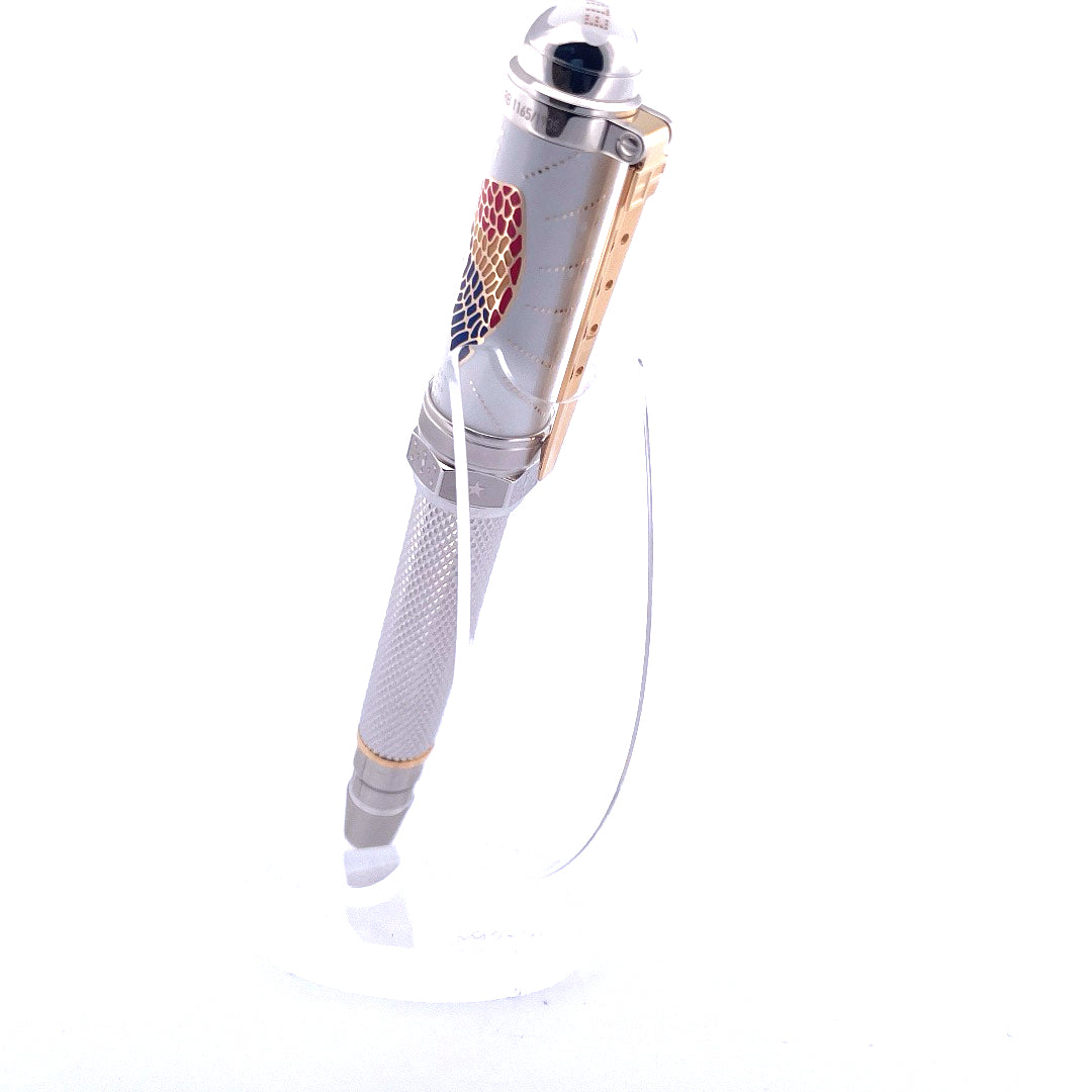 Montblanc Elvis Limited Edition Rollerball Stift auf klarem Ständer vor weißem Hintergrund