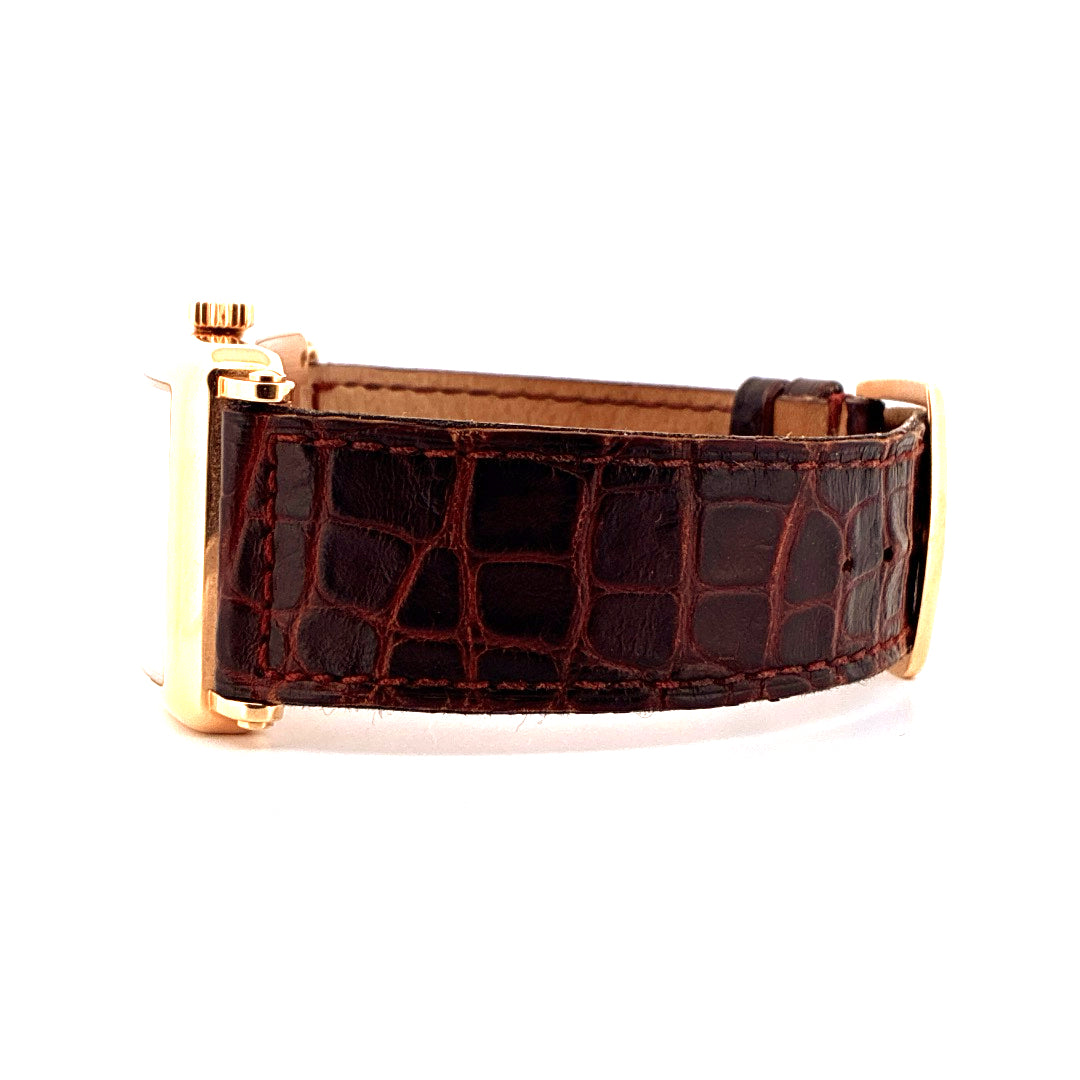 Franck Muller Long Island Roségold Uhr Seitenansicht mit braunem Kroko-Lederarmband auf Weiss