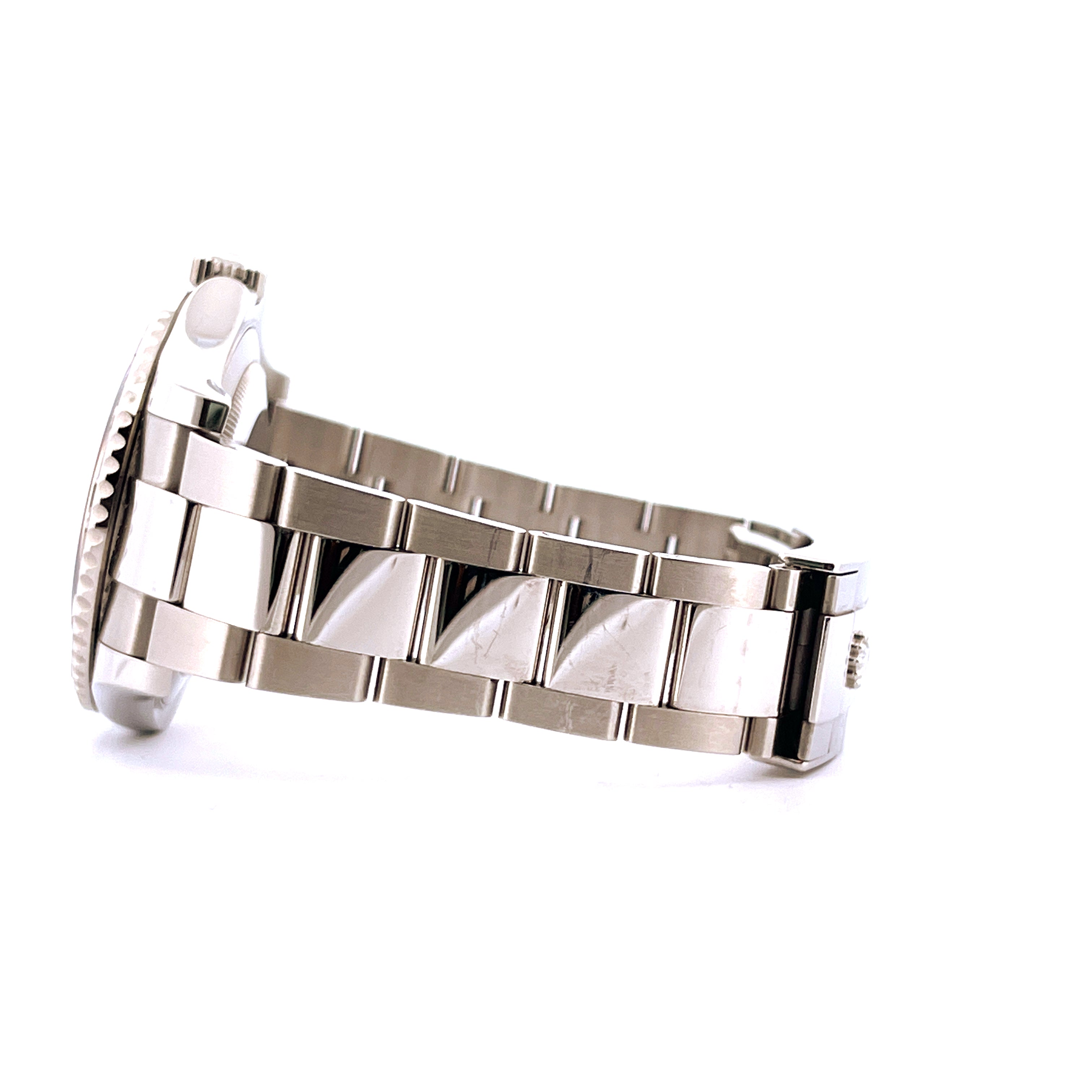 Rolex Yacht-Master 40 Blue Stahl-Armband im Detail von der Seite aufgenommen vor weißem Hintergrund